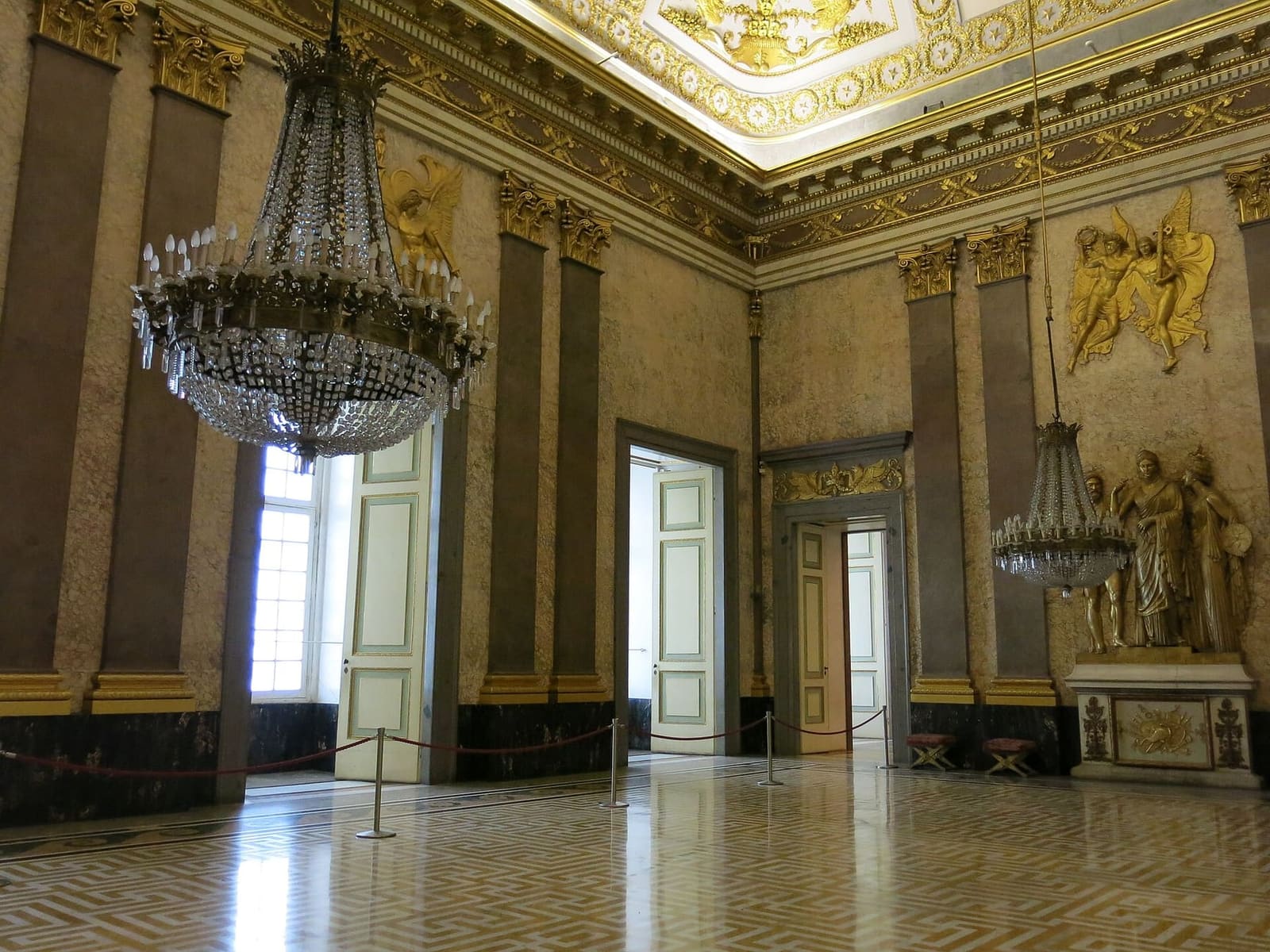 la Sala di Astrea con gli stucchi dorati e le pareti di marmo
