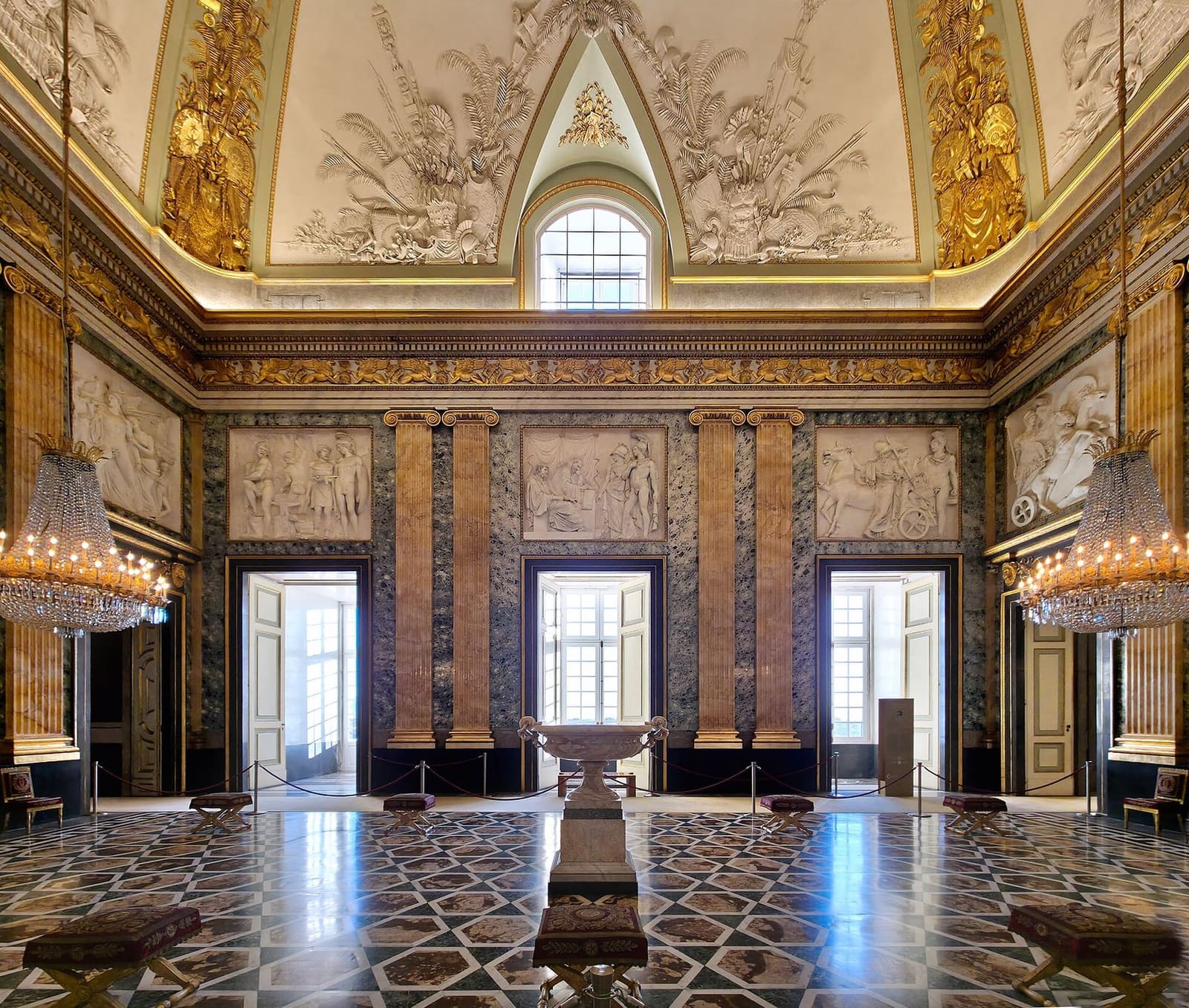 la Sala di Marte con i rilievi di marmo bianco fra le colonne