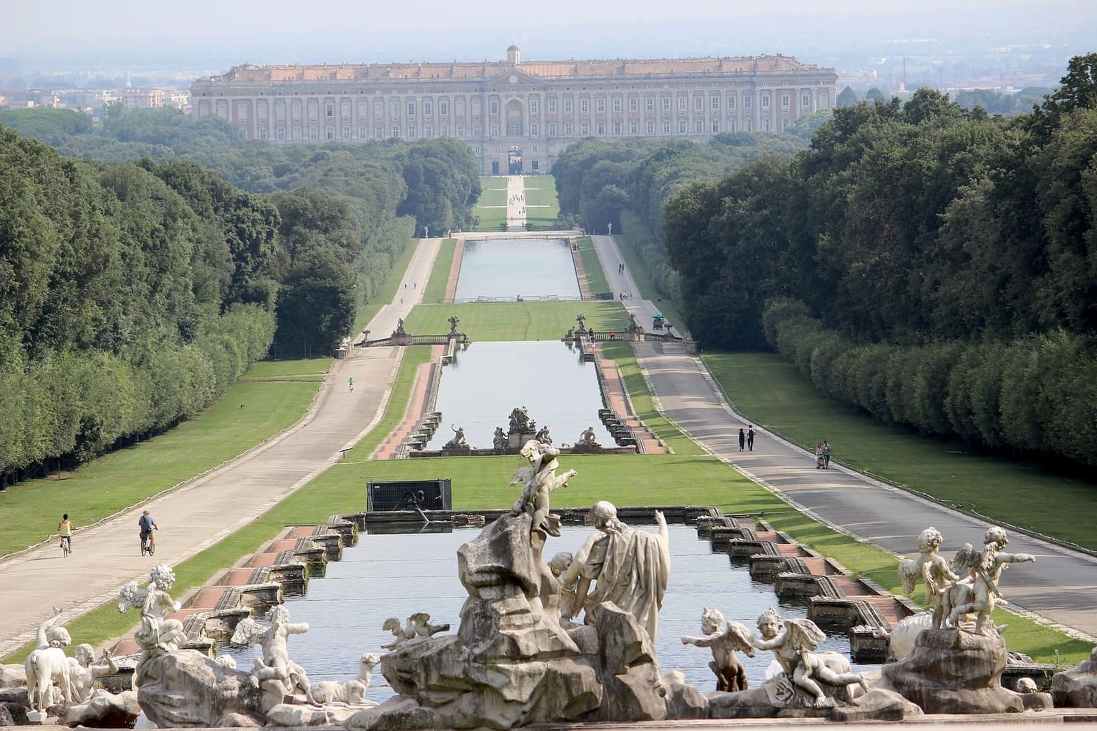 la Via d'Acqua vista dall'alto, con le vasche in fila fino al Palazzo