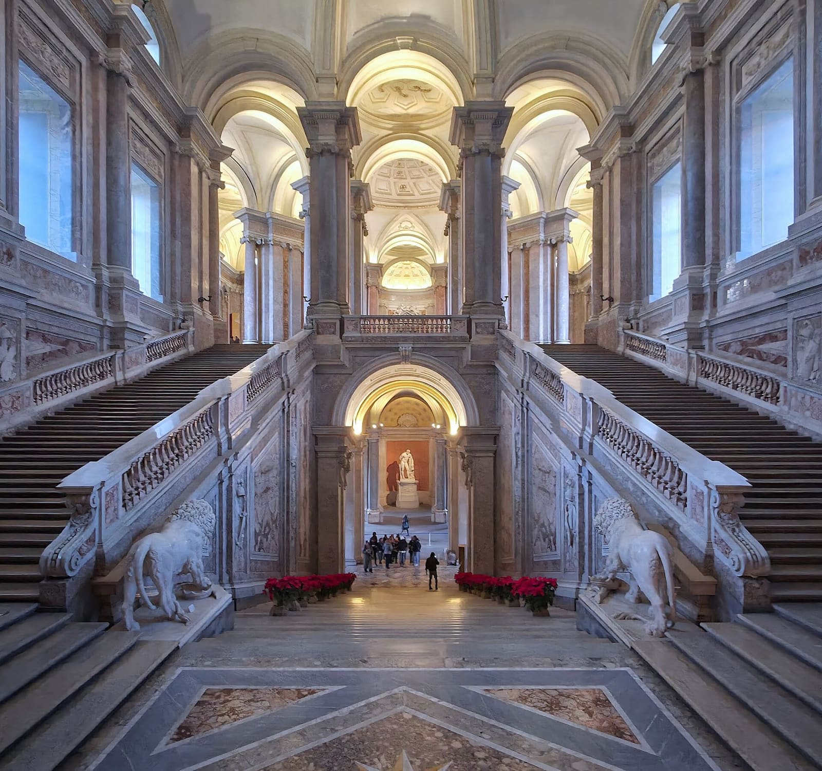 lo Scalone d'onore con i due leoni di marmo e le stelle di Natale ai piedi della scala