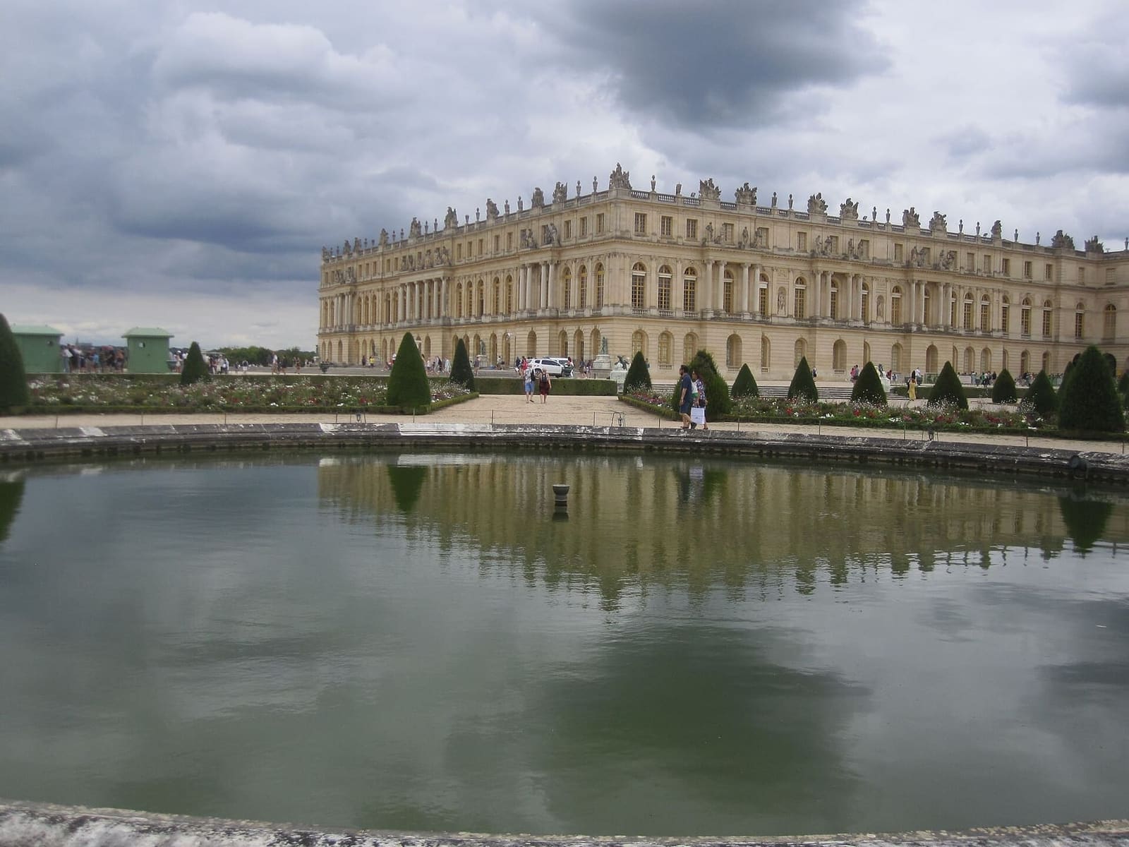 la façade du château sur les jardins, reflétée dans un bassin du parterre d'eau