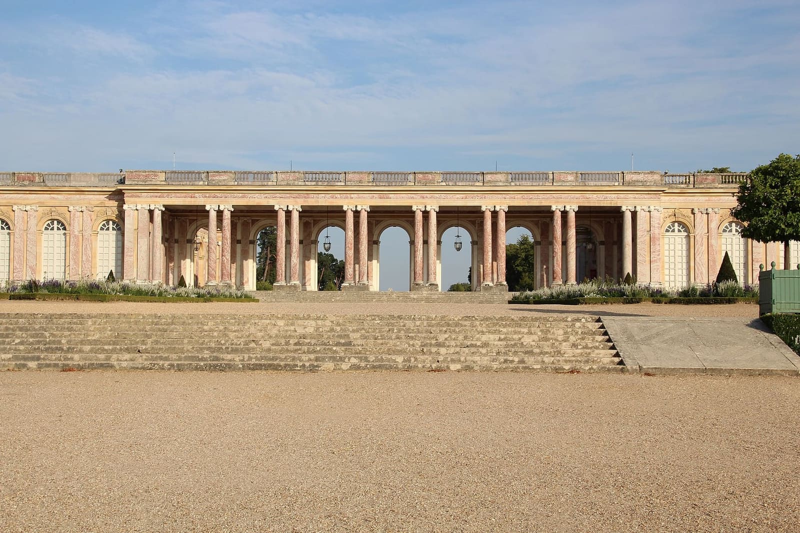 le péristyle de marbre rose du Grand Trianon vu du jardin