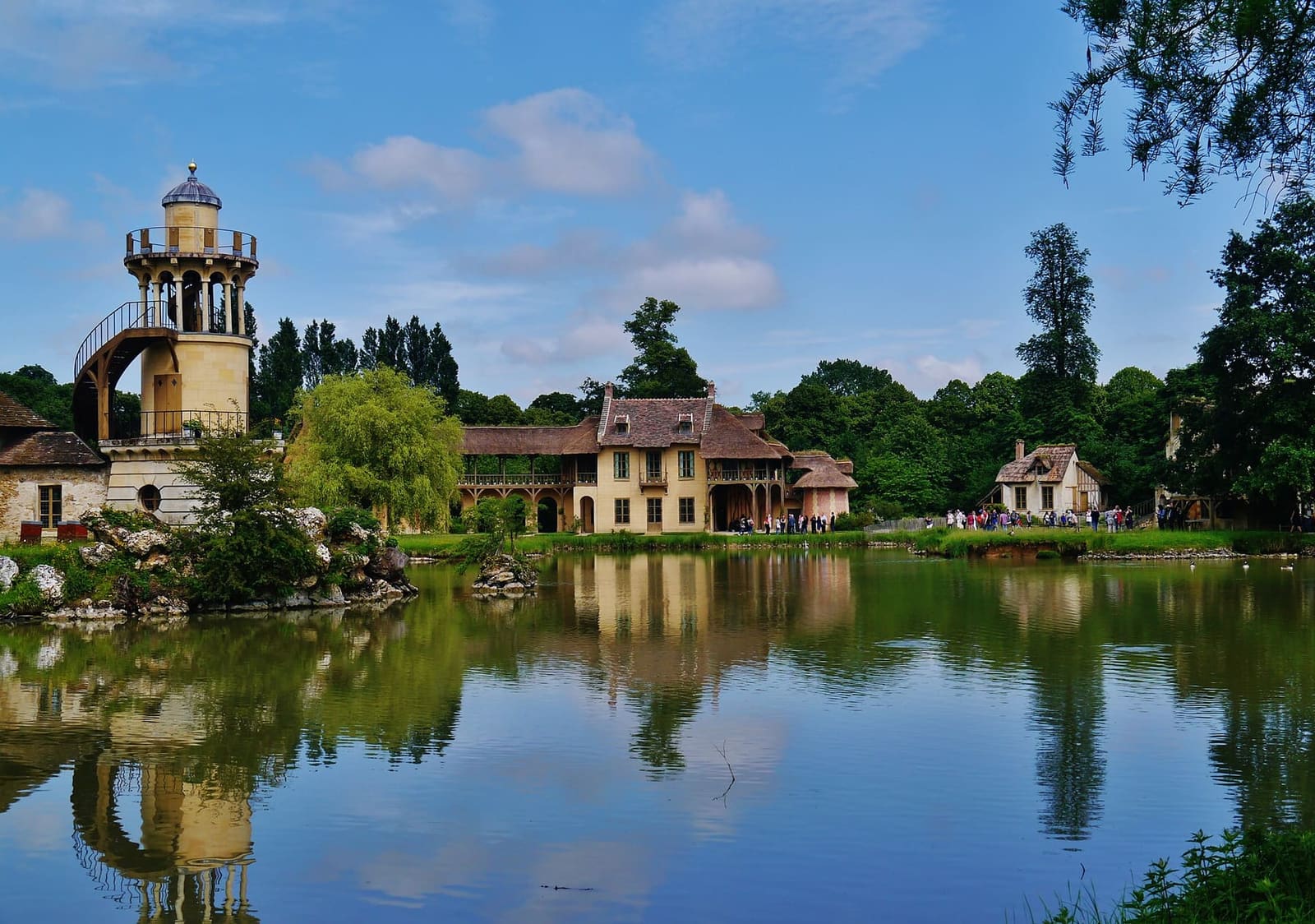 la tour de Marlborough et les maisons du Hameau de la Reine reflétées dans l'étang