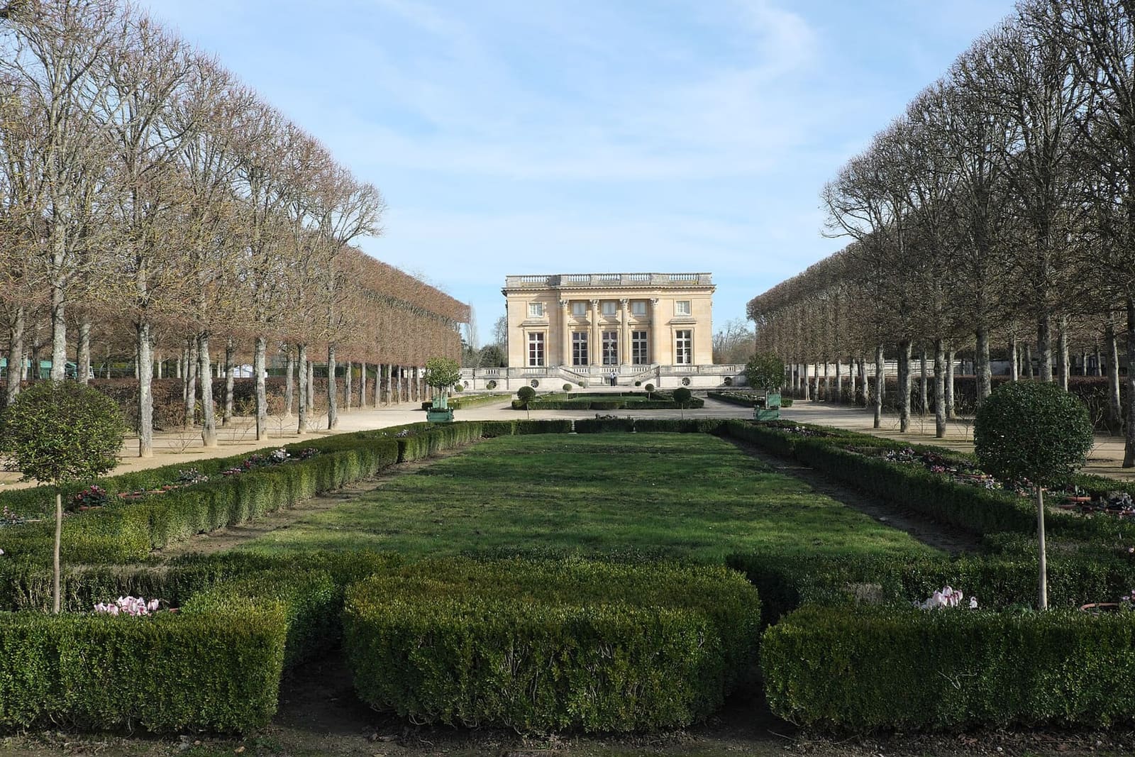 le Petit Trianon au bout du jardin français, entre les tilleuls taillés