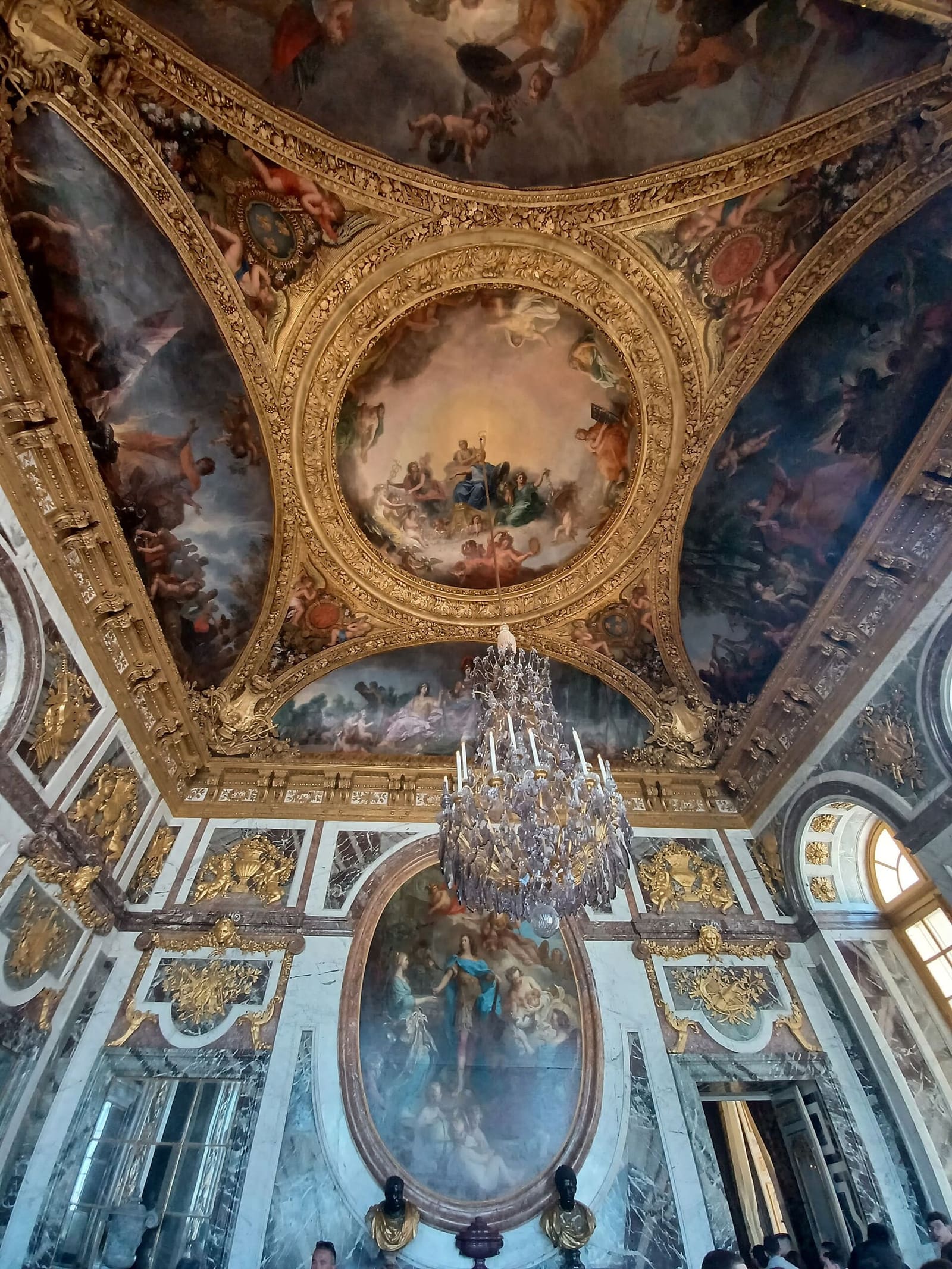 la voûte peinte et le lustre du salon de la Paix, au bout de la galerie des Glaces