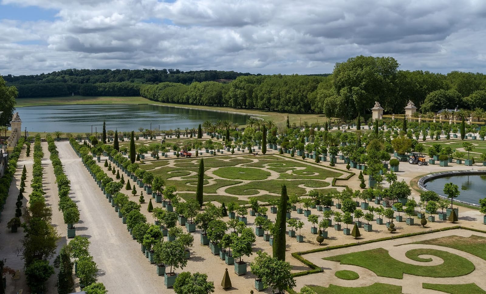 le parterre de l'Orangerie avec les orangers en caisse et la pièce d'eau des Suisses au fond