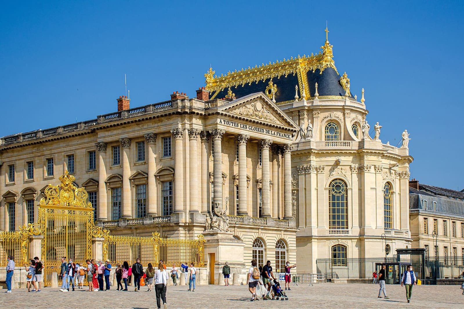la chapelle royale et son toit doré, à côté de la grille de la cour royale
