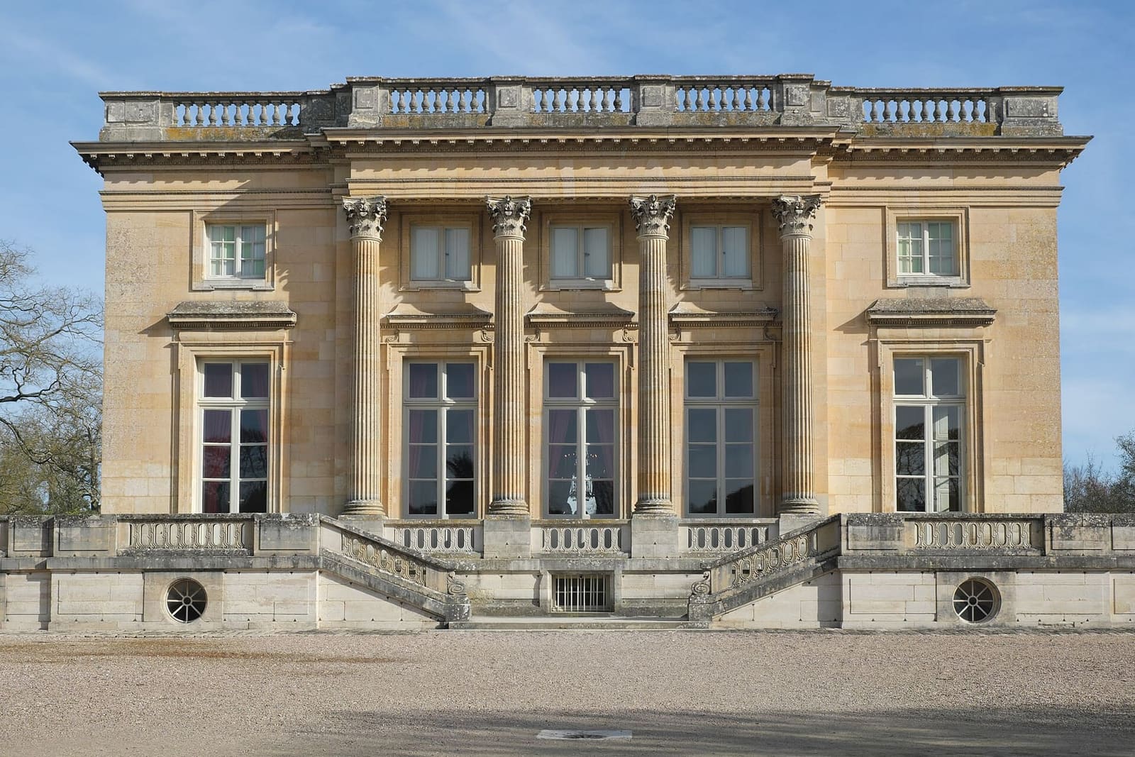 la façade à colonnes du Petit Trianon, au-dessus du perron