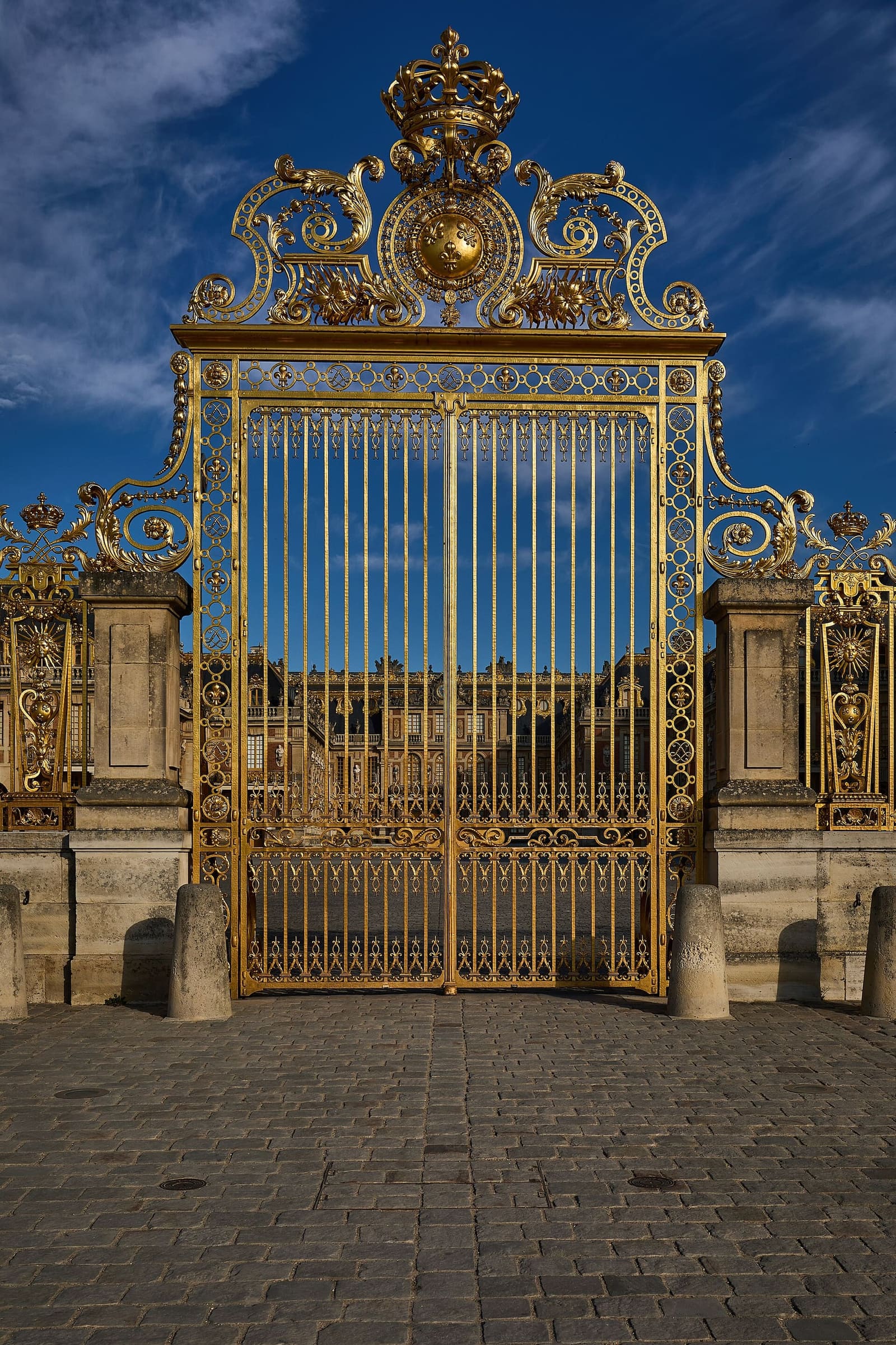 la grille royale dorée et sa couronne, à l'entrée de la cour royale