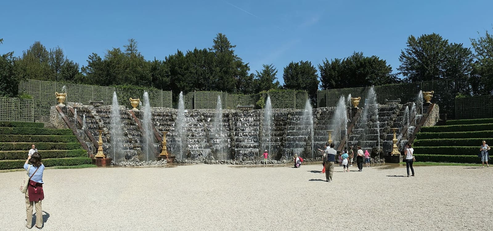 les cascades de coquillages et de rocailles de la salle de Bal, le bosquet des Rocailles, en eau