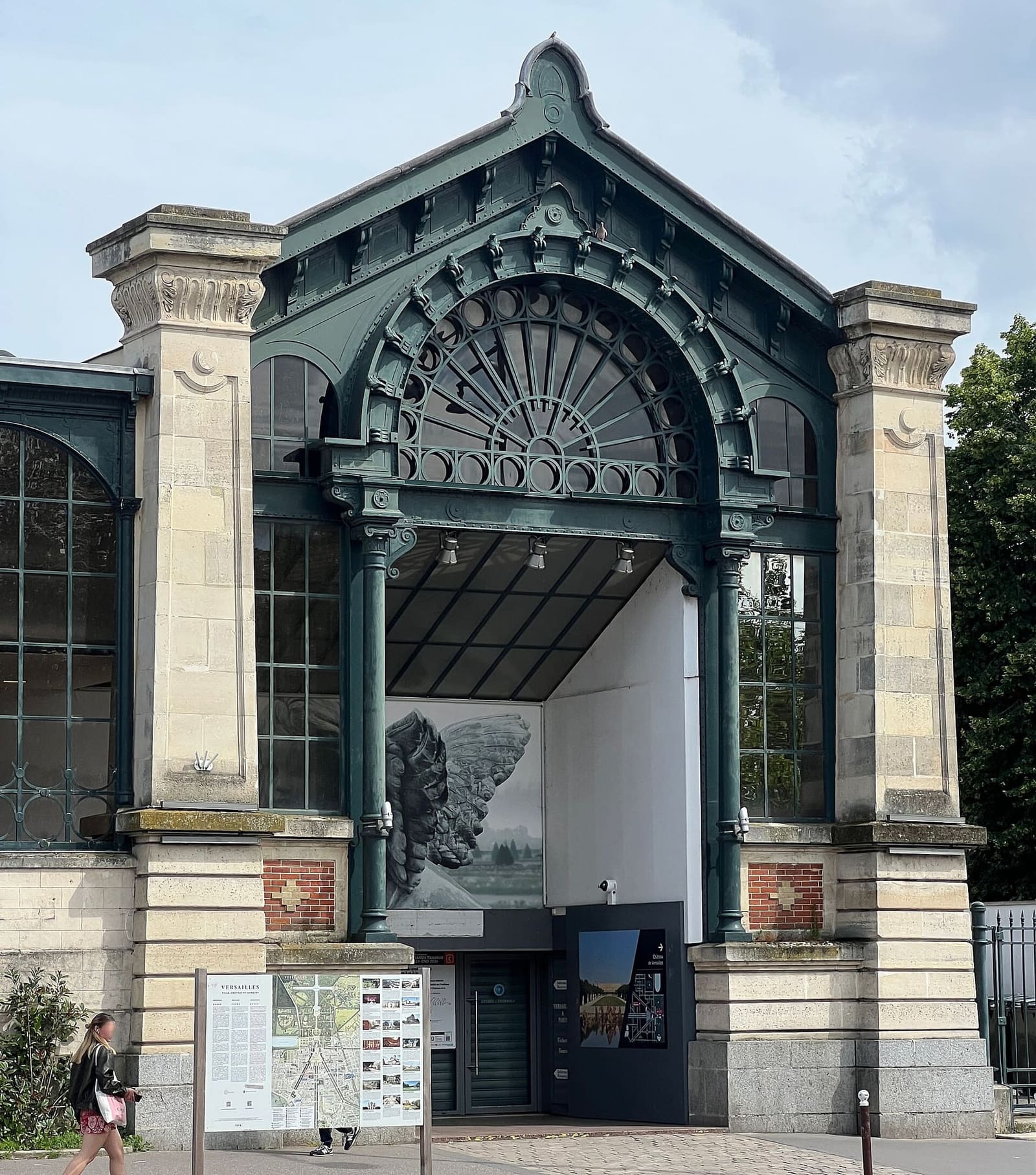 l'entrée de fer et de verre de la gare de Versailles Château Rive Gauche, terminus du RER C