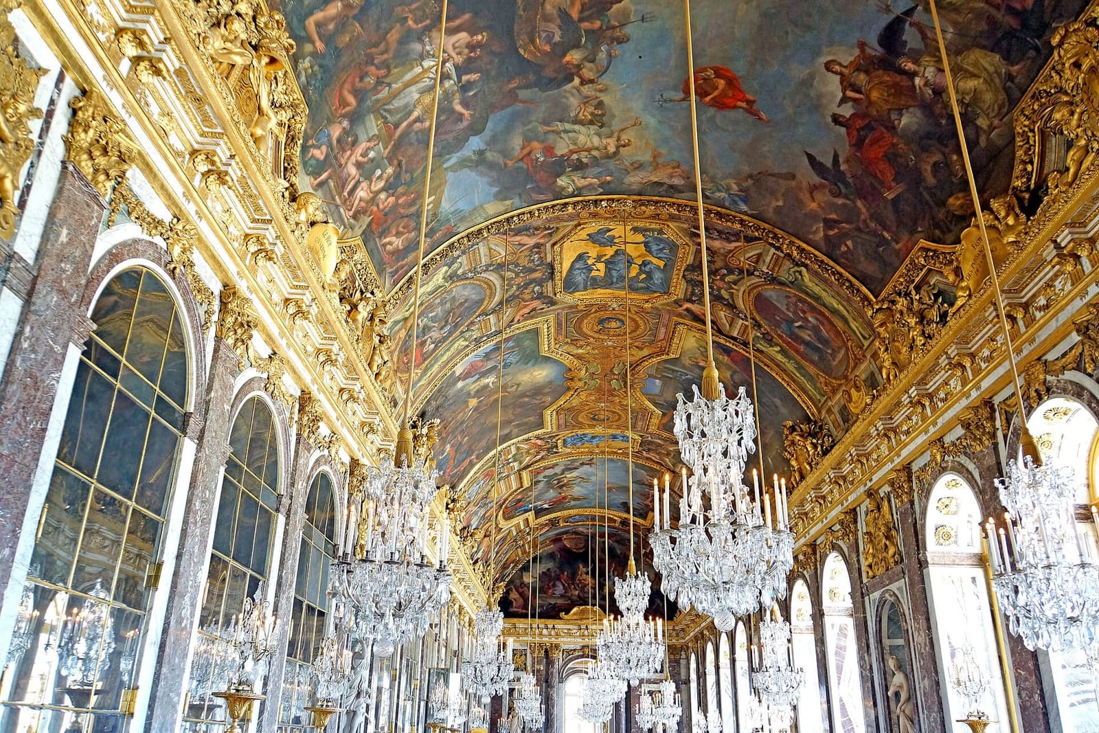 la voûte peinte par Le Brun au-dessus des lustres de la galerie des Glaces