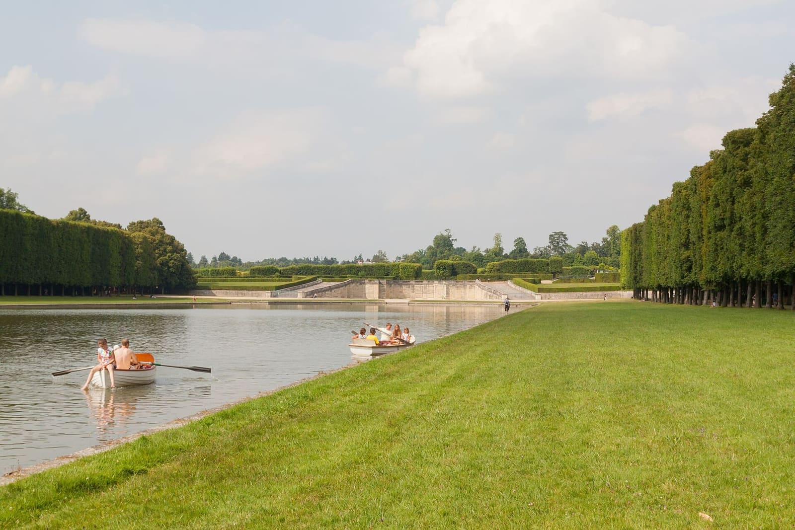 des barques à rames sur le Grand Canal, près du Grand Trianon