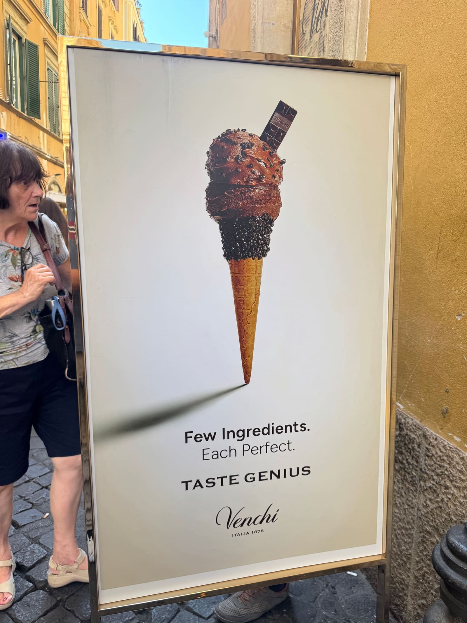 un manifesto del gelato in mezzo alla strada, che nel pomeriggio di settembre a Roma sembra meno una pubblicità e più un'indicazione