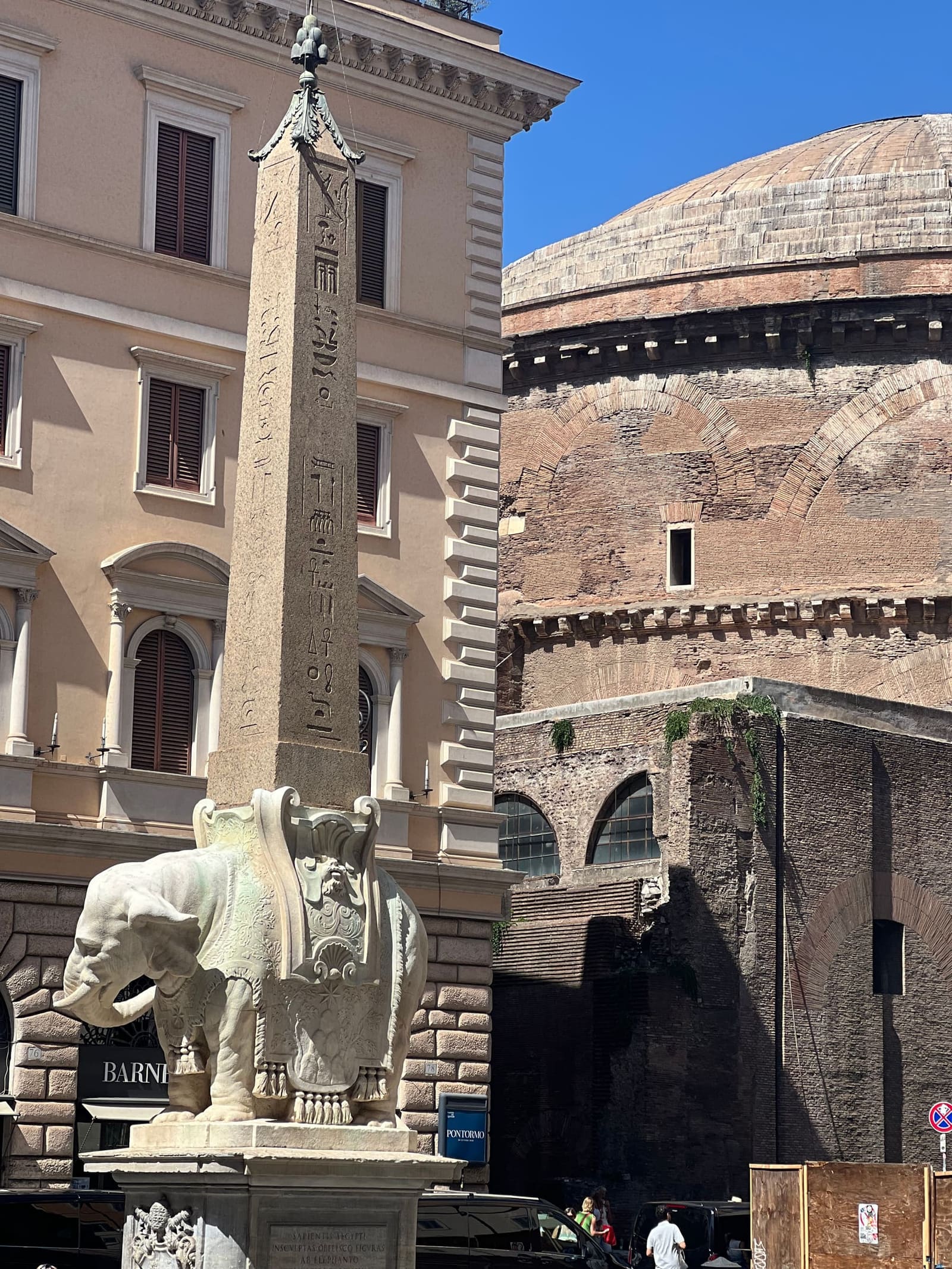 l'obelisco egizio che l'elefante regge sulla groppa, da vicino: i romani lo chiamano il pulcino della Minerva