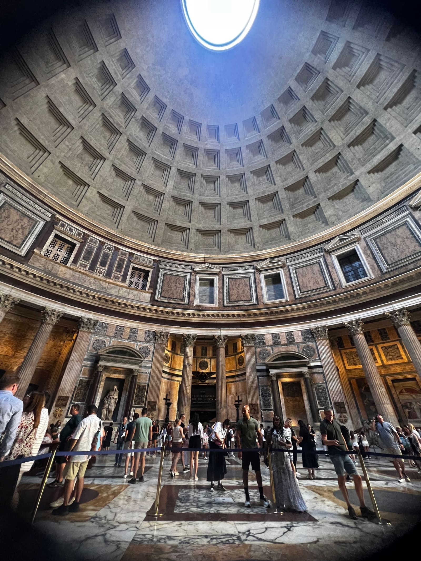 la cupola intera dal centro della rotonda, con la fila di chi entra sul pavimento di marmo antico