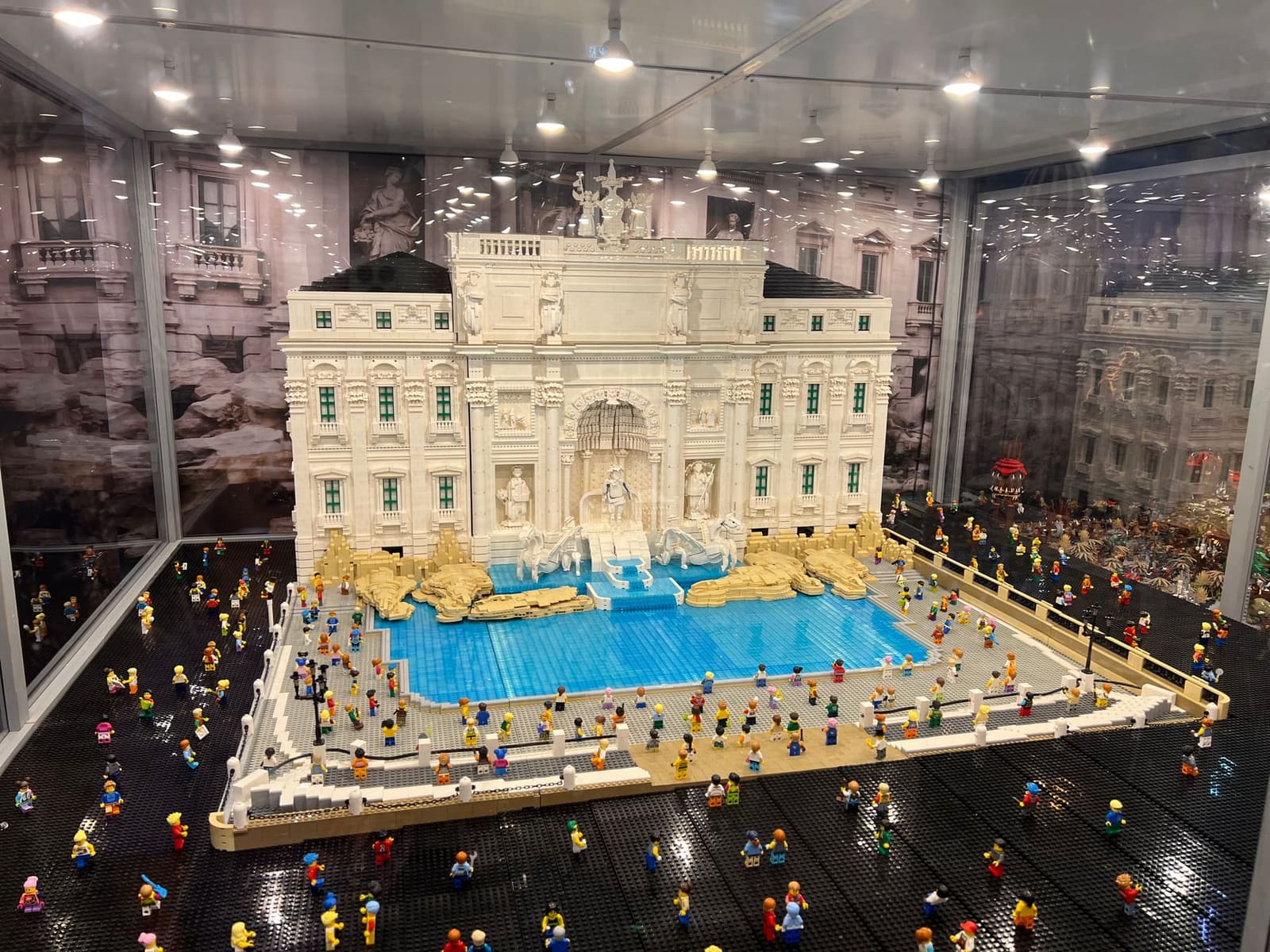 la Fontana di Trevi in mattoncini con l'acqua azzurra e la piazza piena di omini: la stessa che avremmo visto vera nel pomeriggio