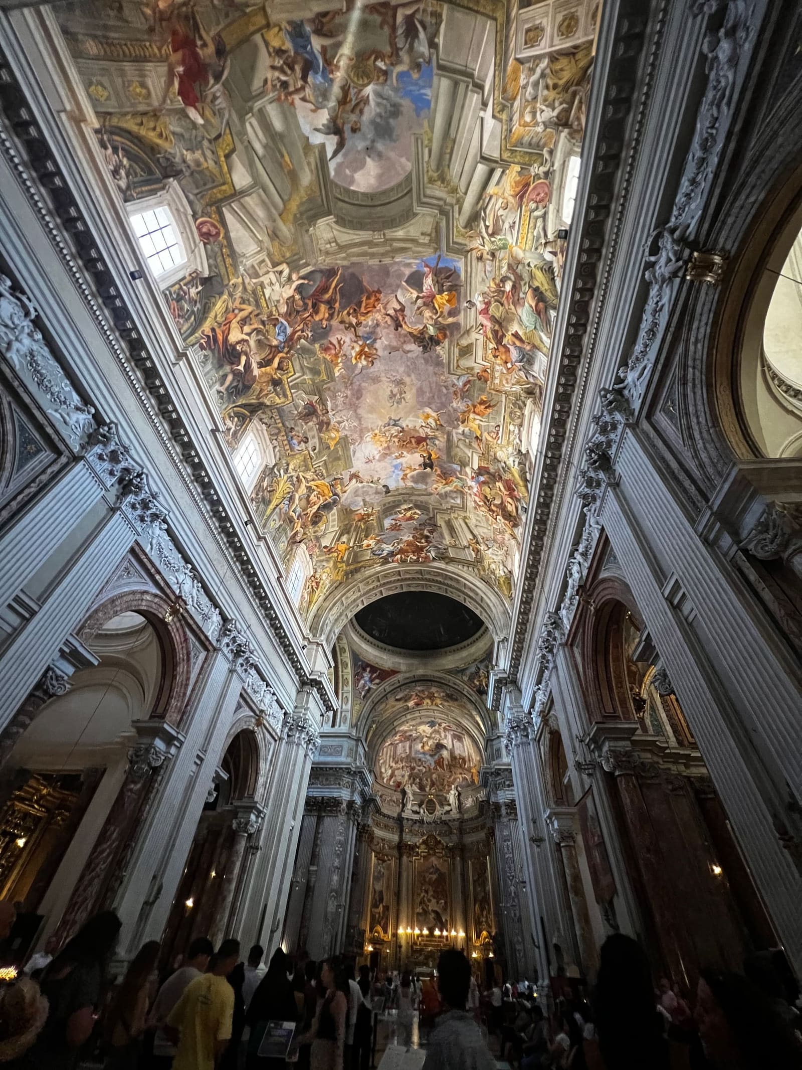 la navata verso l'altare maggiore, con la finta cupola in fondo che da qui sembra una cupola vera
