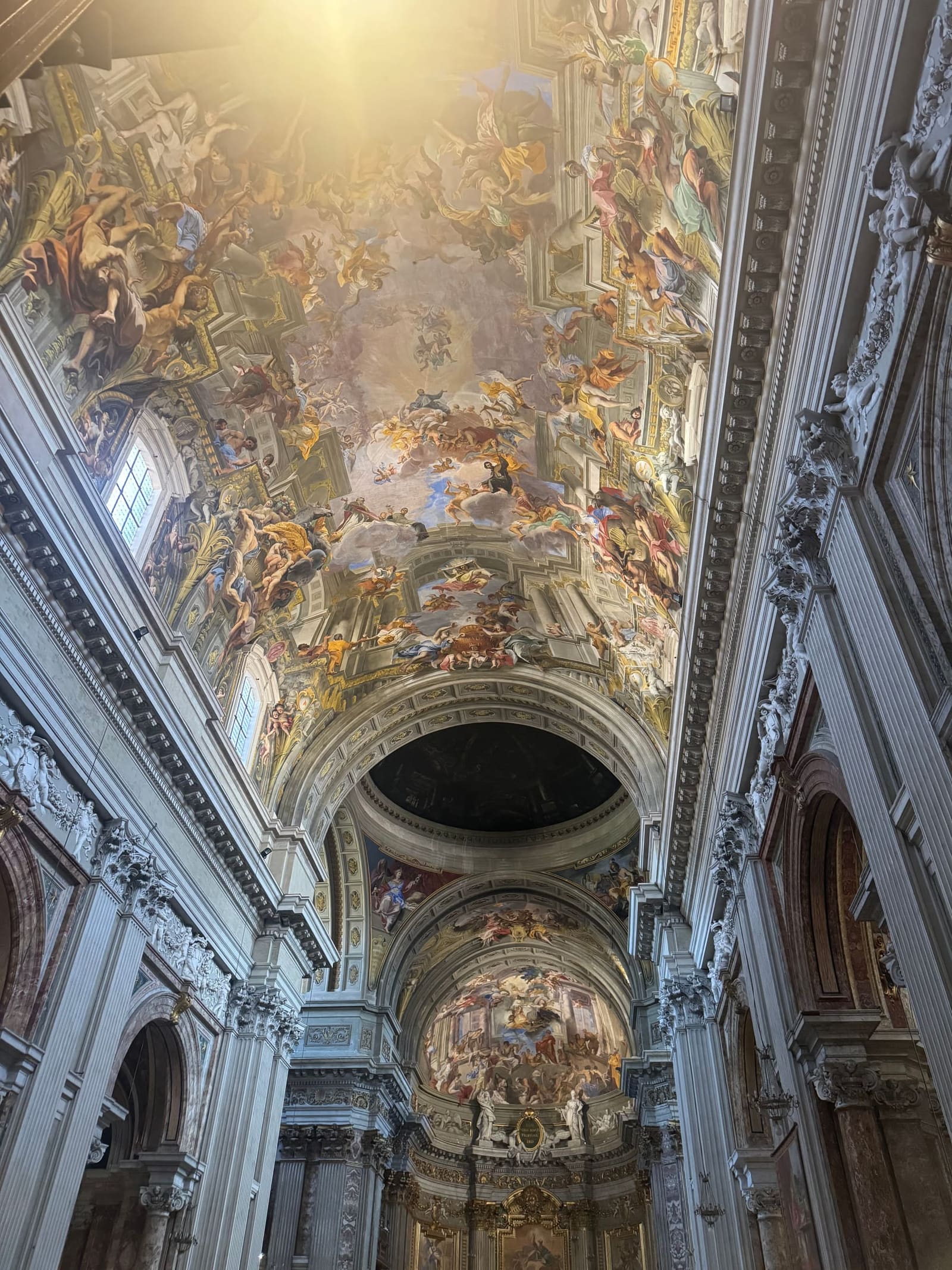la volta di Sant'Ignazio con la Gloria dipinta da Andrea Pozzo, dove l'architettura finta continua quella vera senza che si veda la giuntura