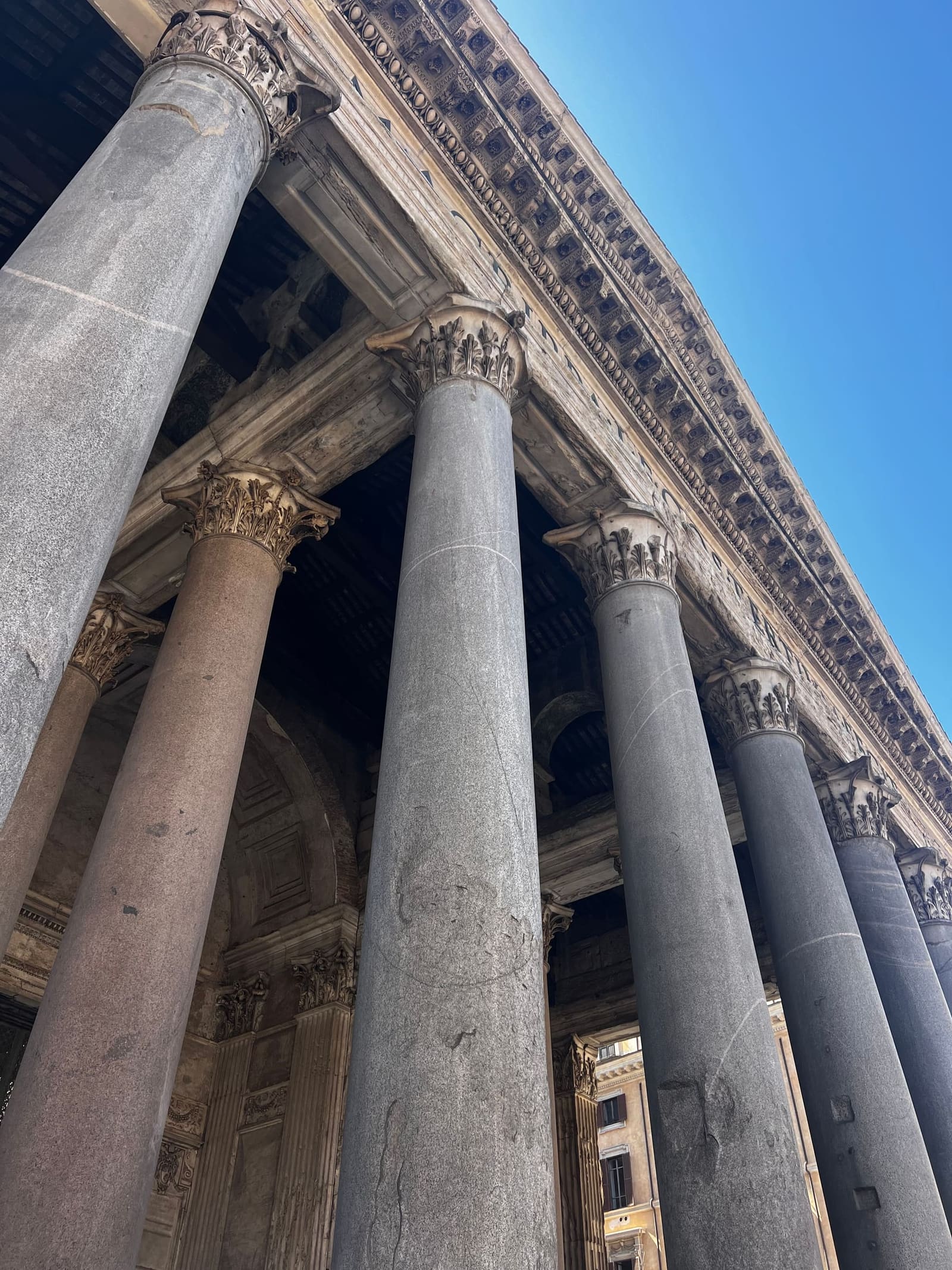 le colonne del portico da sotto, monoliti egizi alti dodici metri arrivati qui duemila anni fa