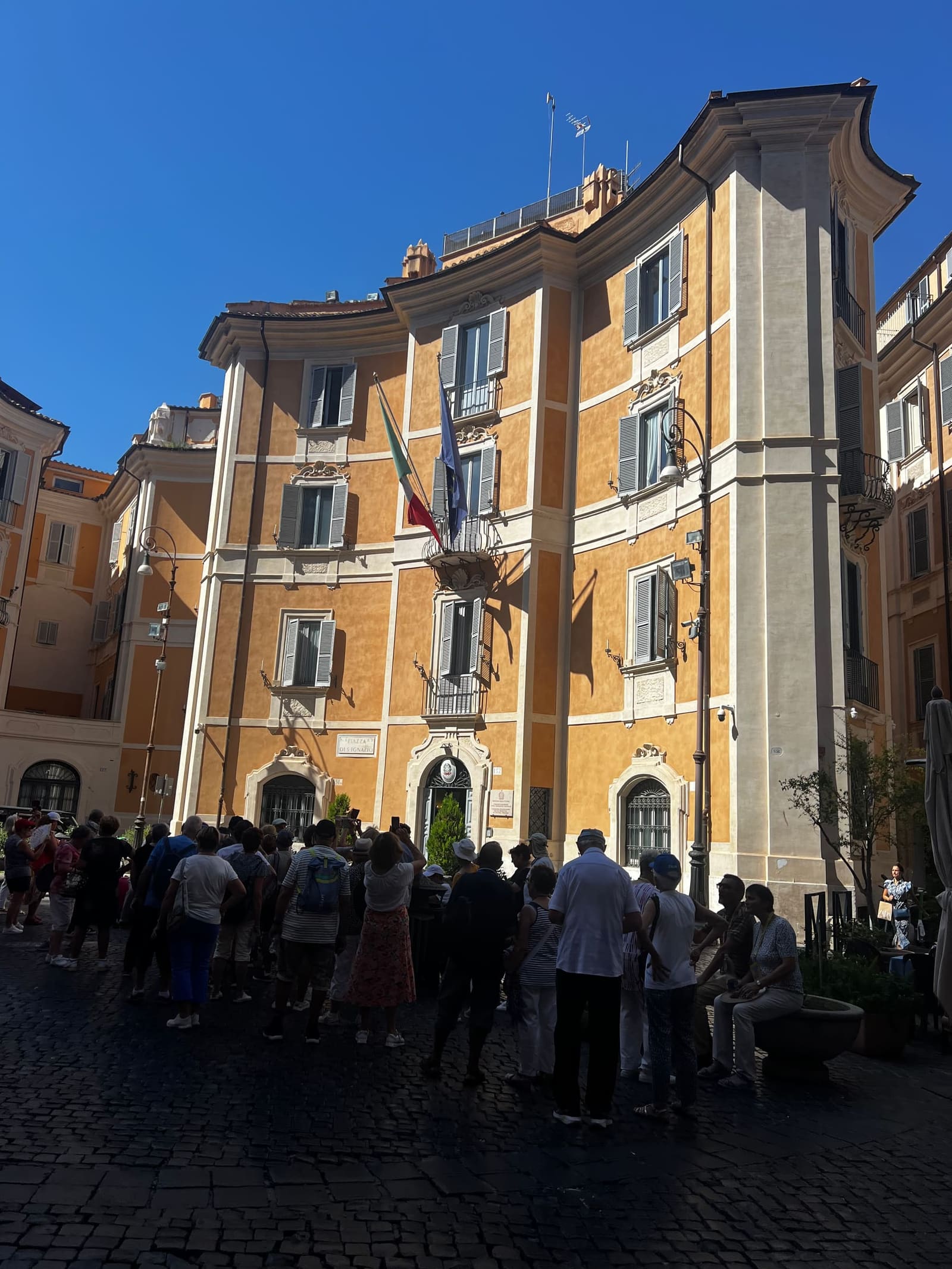piazza di Sant'Ignazio con le facciate curve dei palazzi che si aprono a ventaglio, disegnate come le quinte di un teatro