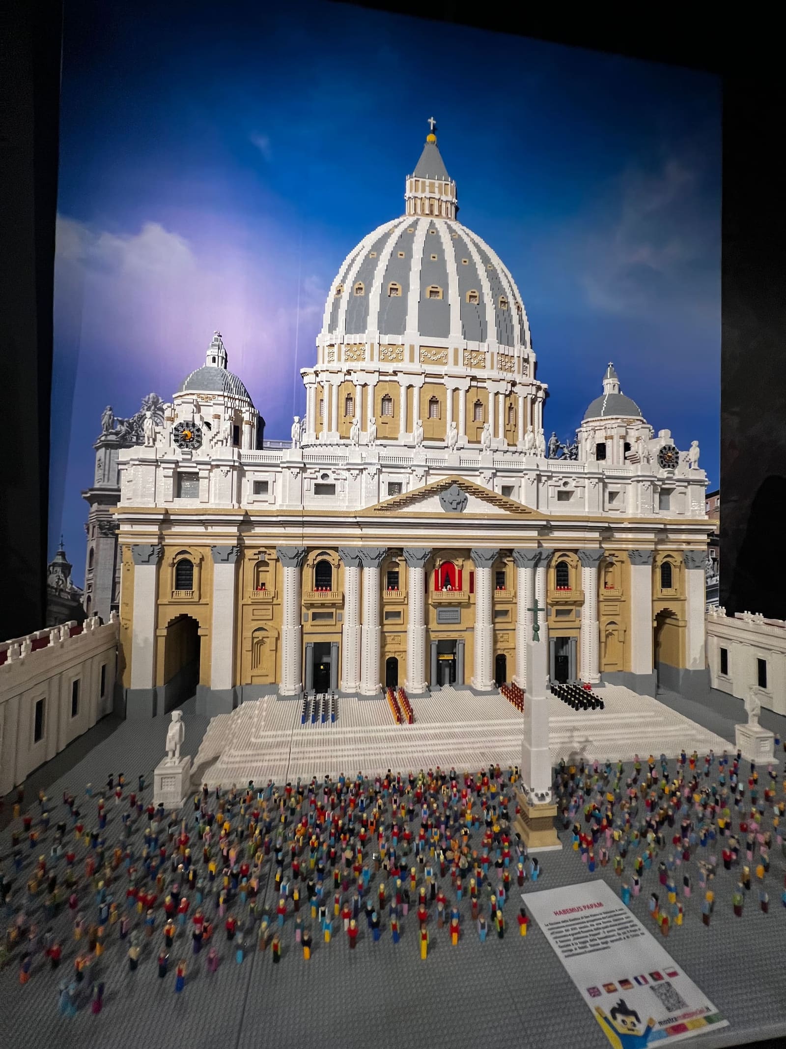 la basilica di San Pietro in mattoncini, con il colonnato e la piazza riempita di fedeli in plastica