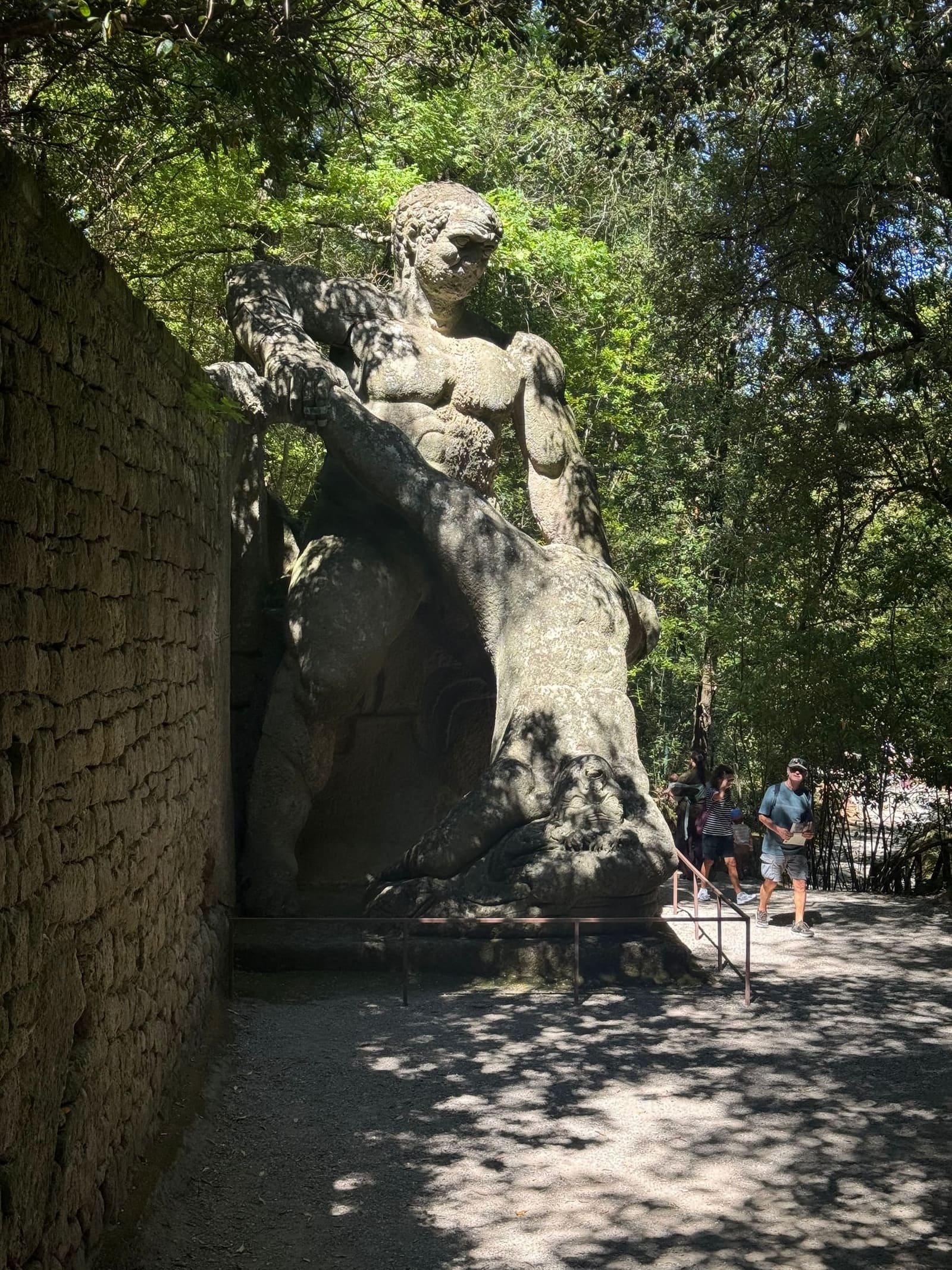 il colosso che squarta un uomo tenendolo per le gambe, il gruppo più grande del bosco, alto quanto il muro che gli sta accanto