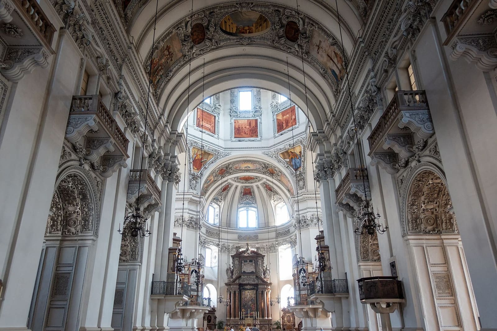 la navata del duomo fino all'altare maggiore, sotto la cupola