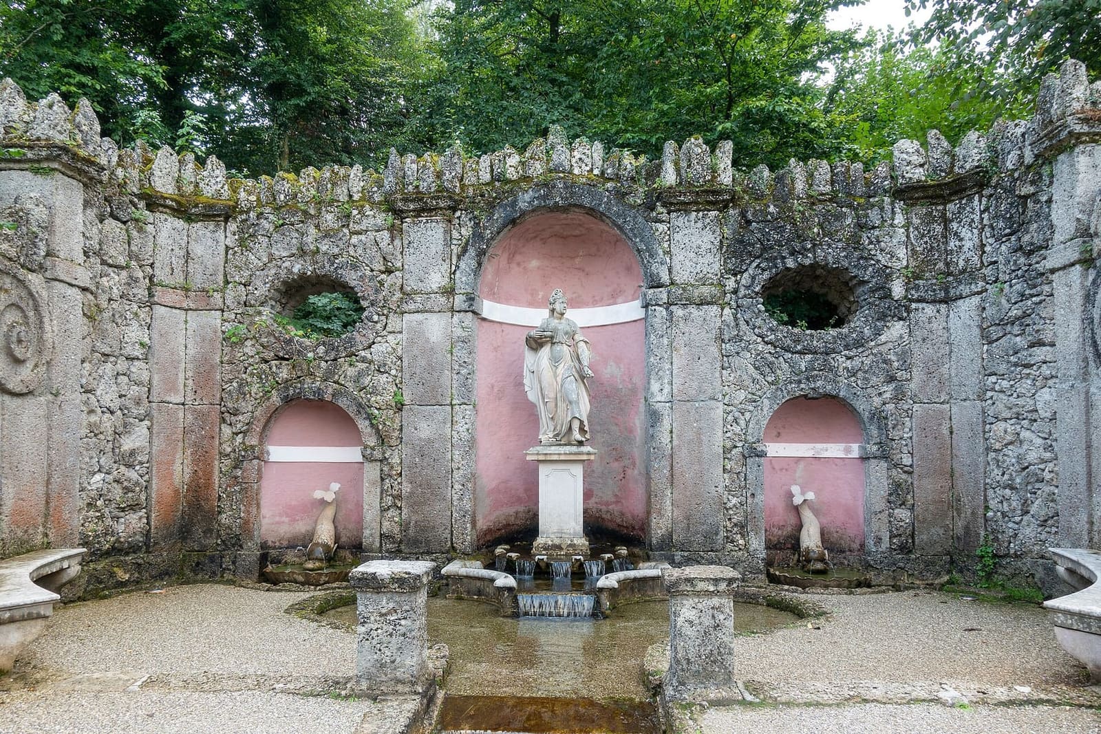 il teatro romano dei giochi d'acqua di Hellbrunn, con le statue nelle nicchie