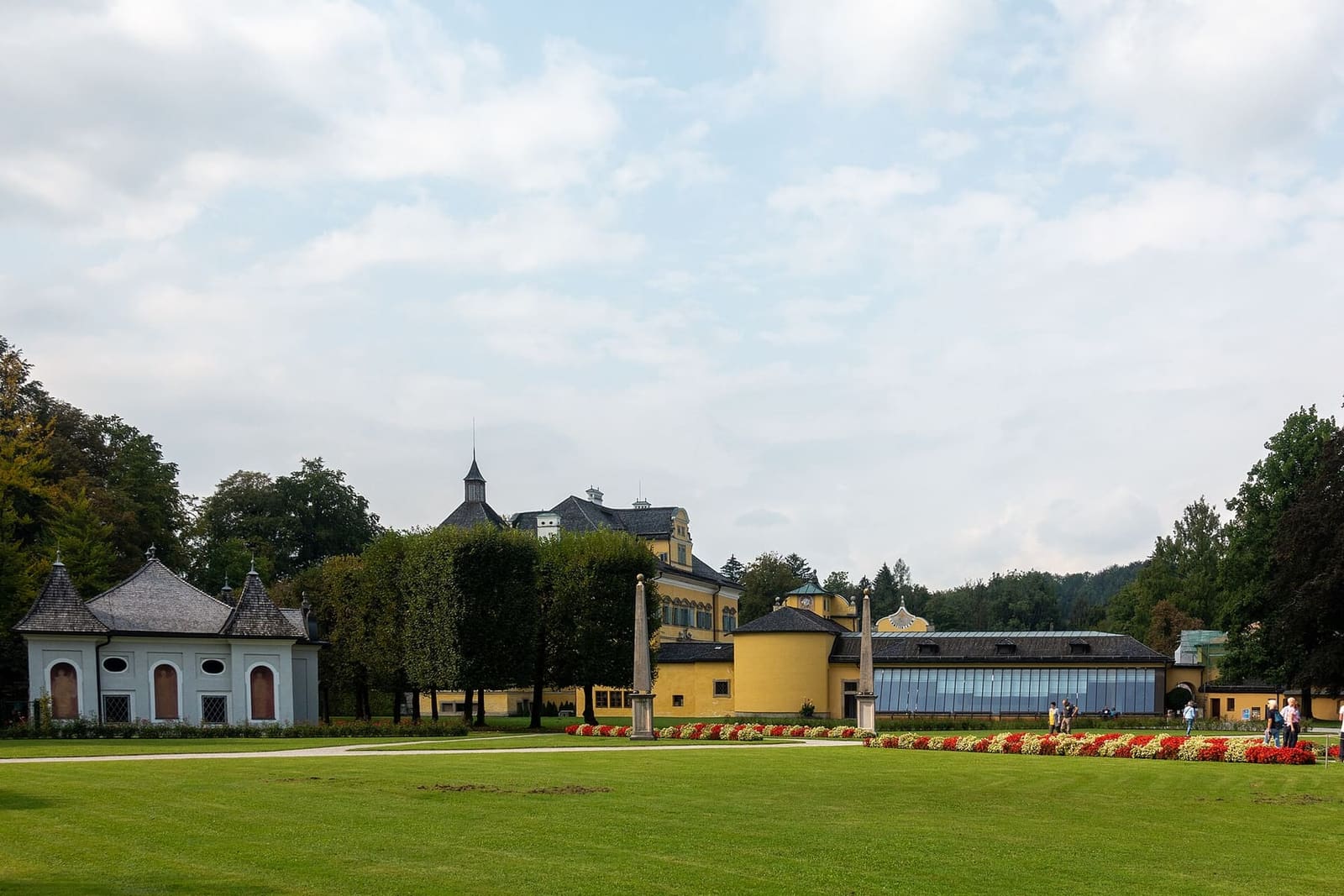 il castello di Hellbrunn in fondo al prato del parco
