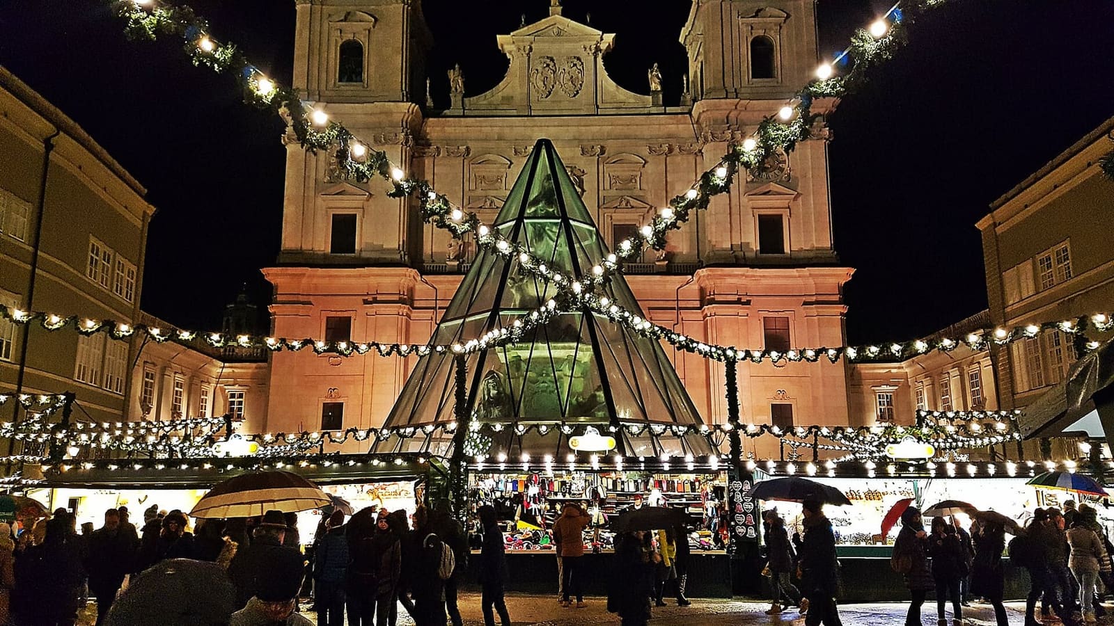 il mercatino di Natale sul Domplatz davanti alla facciata del duomo, una sera di dicembre del 2018