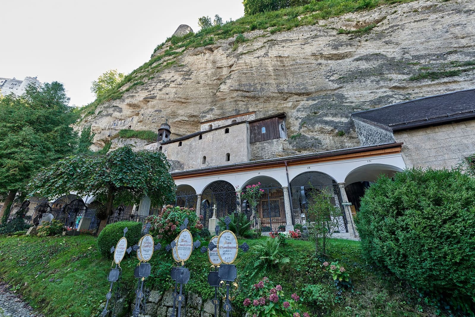 il cimitero di San Pietro, con le arcate delle cripte sotto la roccia del Mönchsberg
