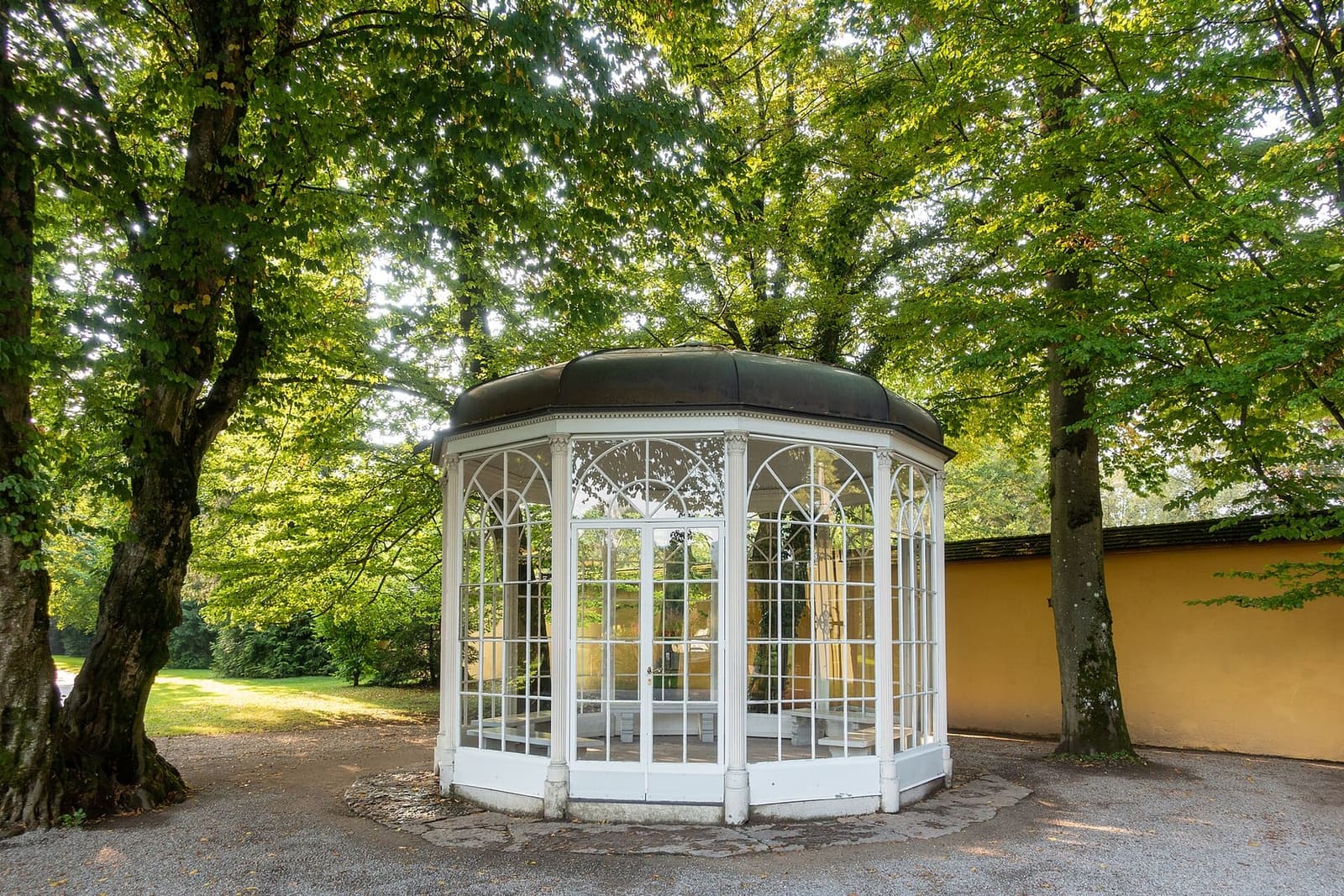 il padiglione di vetro di Tutti insieme appassionatamente, nel parco di Hellbrunn