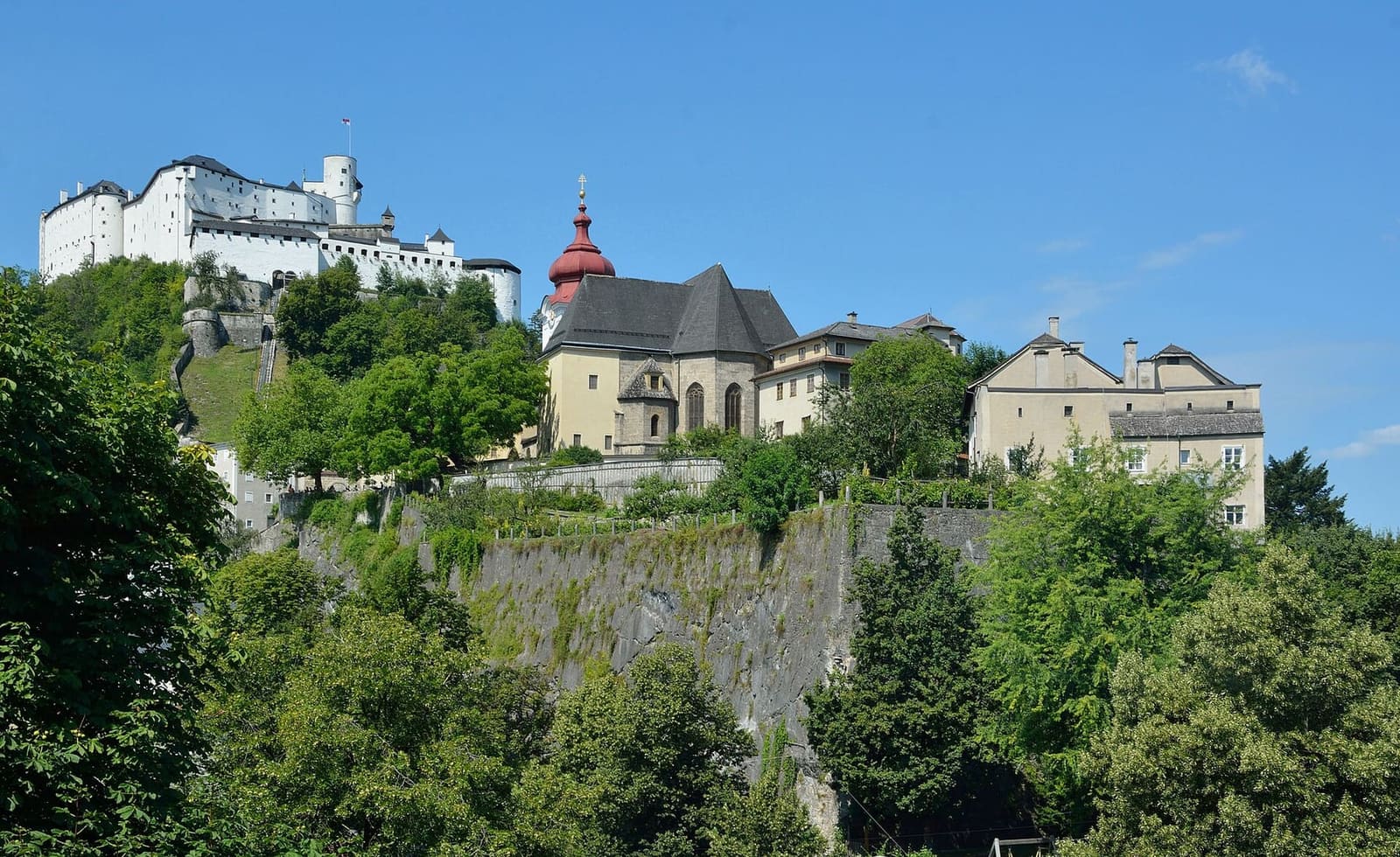l'abbazia di Nonnberg con il campanile rosso, sotto la fortezza