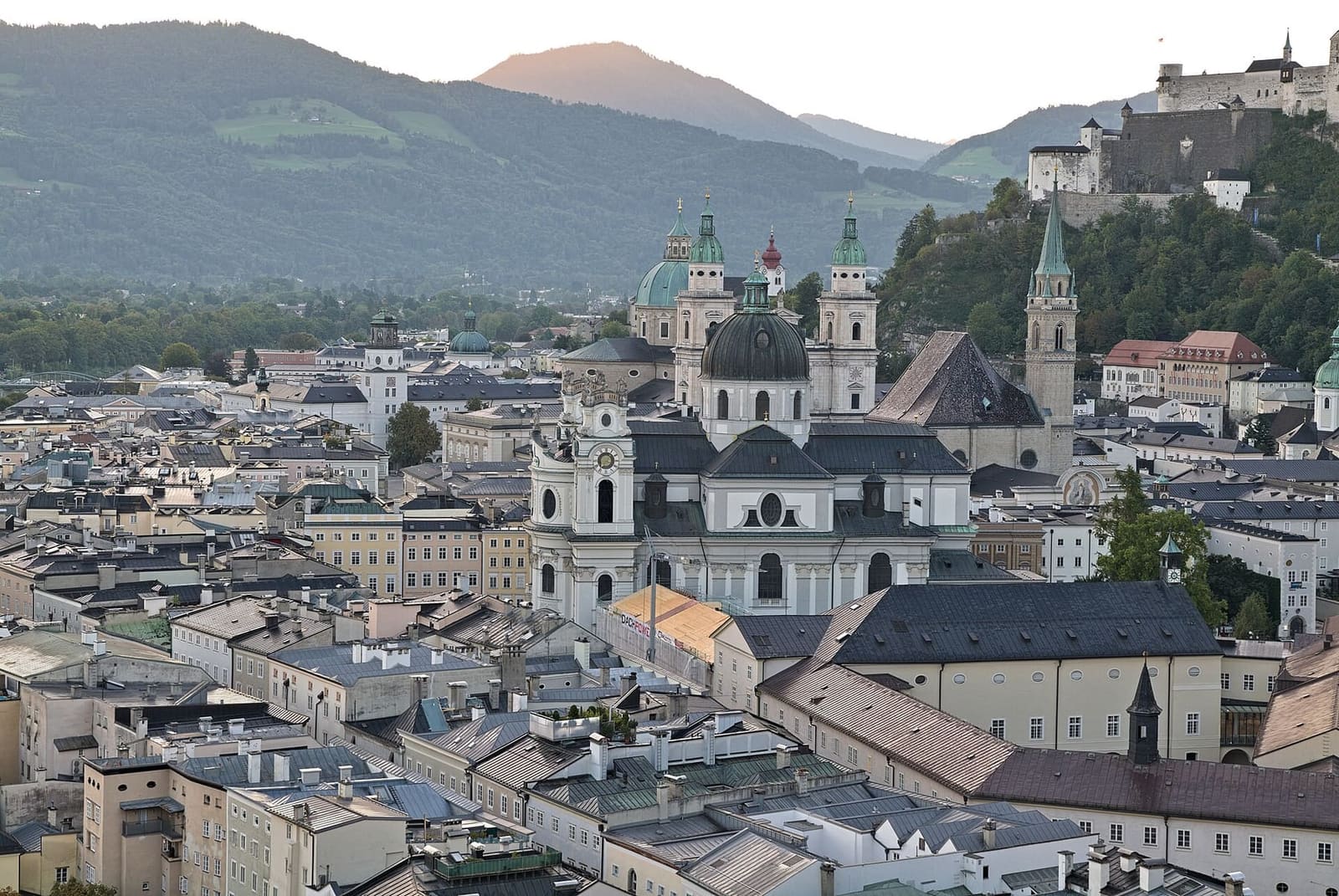 i tetti della città vecchia dal Mönchsberg, con il duomo, la Kollegienkirche e la fortezza in alto