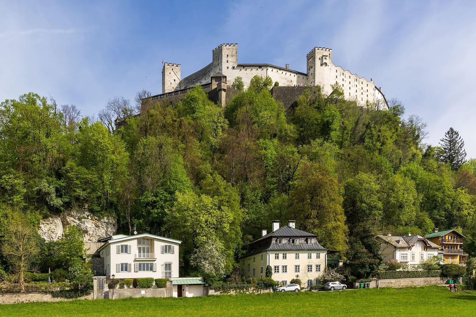 la fortezza di Hohensalzburg sopra il bosco della rupe, da sud