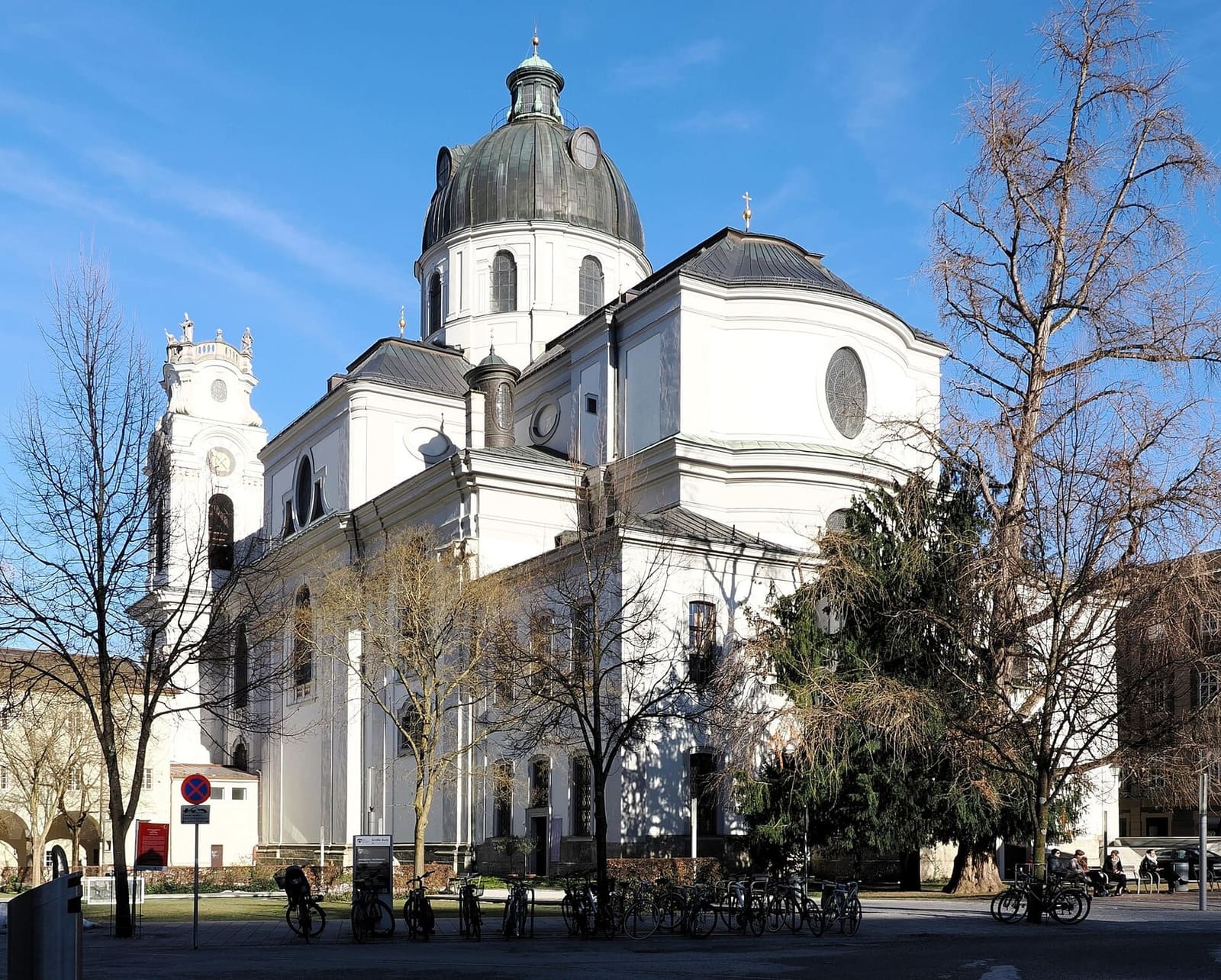 la Kollegienkirche vista dal Festspielhaus, una mattina di gennaio