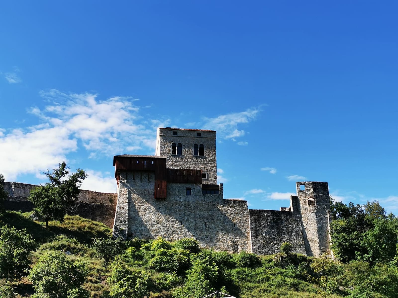 il castello di Ragogna sul colle di San Pietro, che domina il Tagliamento
