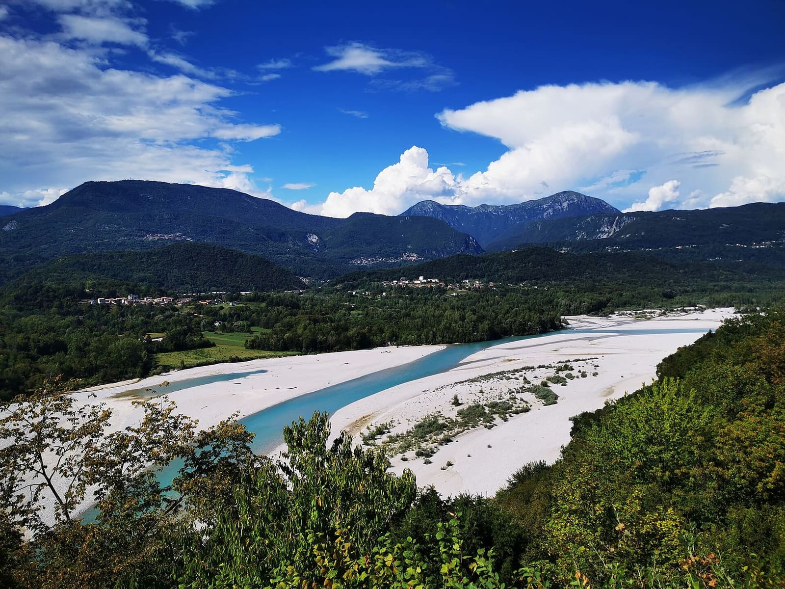 il greto del Tagliamento visto dal castello di Ragogna, con le montagne sullo sfondo