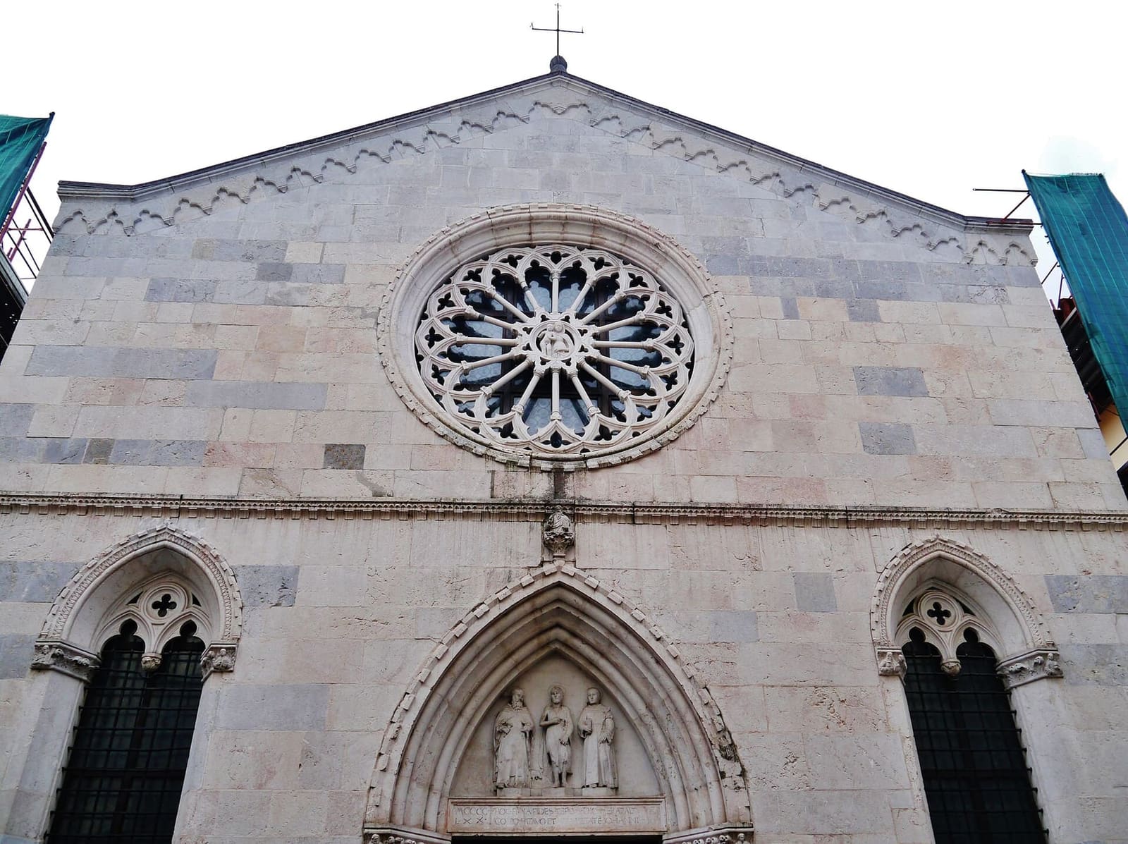 la facciata gotica di Sant'Antonio Abate con il rosone