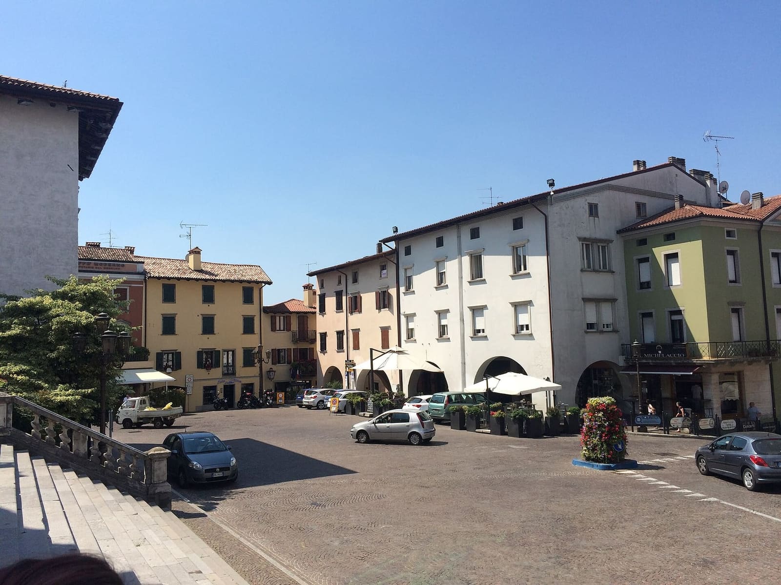 la piazza principale di San Daniele vista dalla scalinata del Duomo