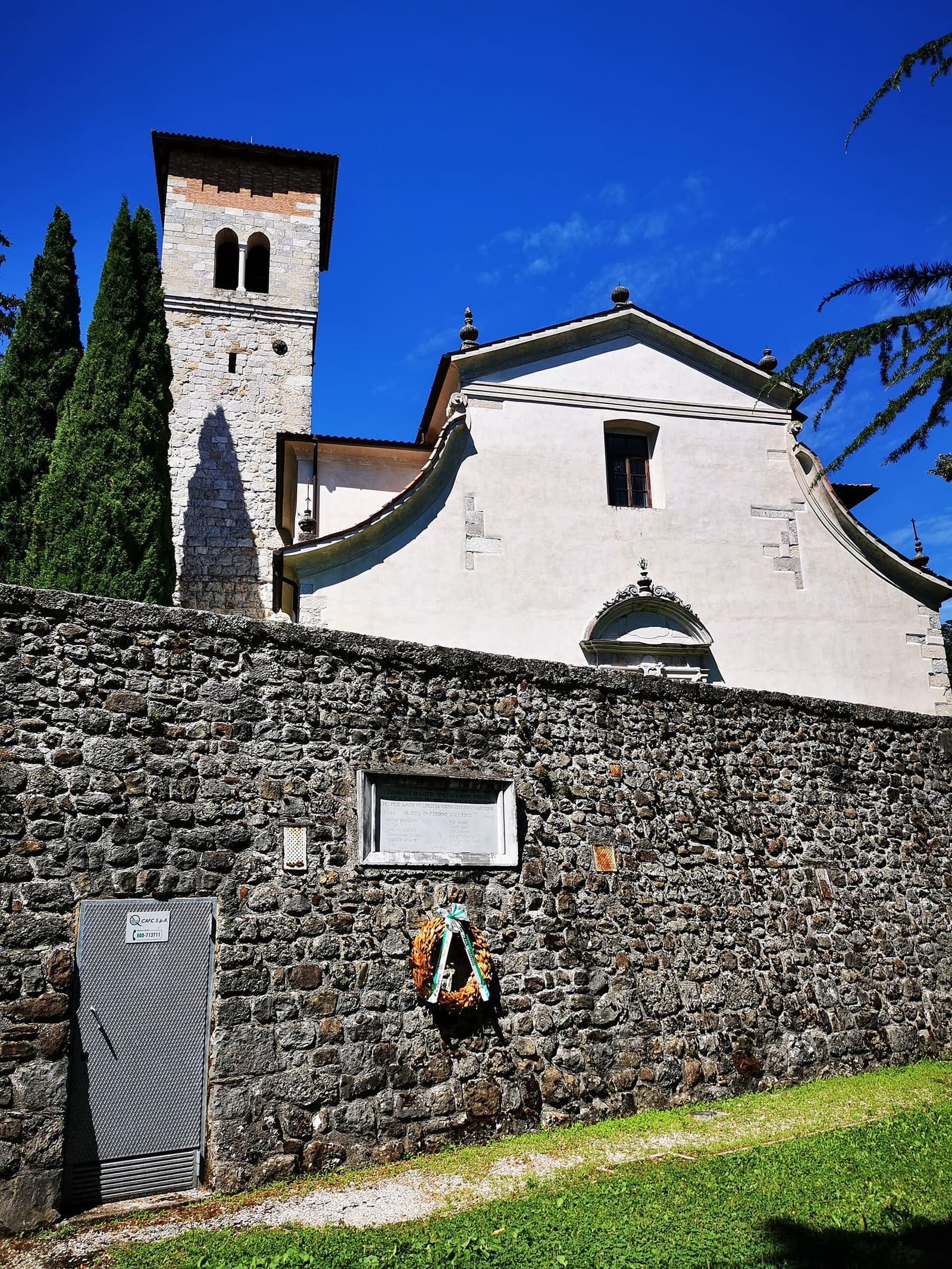 la chiesa di San Daniele in Castello con il campanile, sul colle che sovrasta il paese