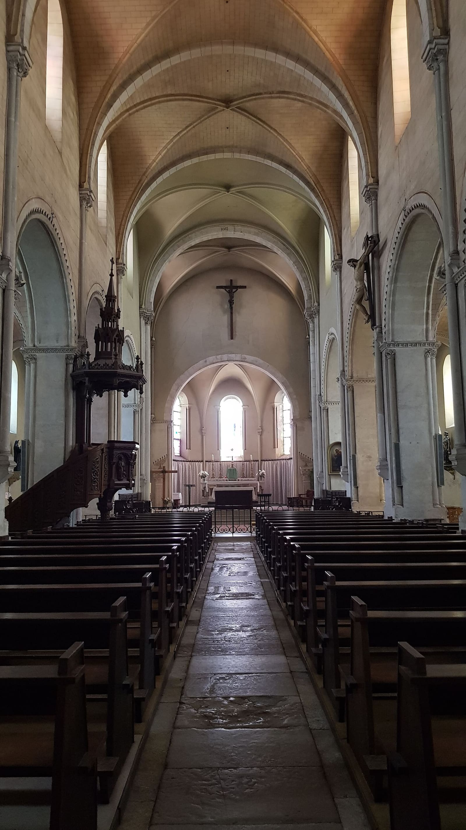 la navata dell'église Notre-Dame verso il coro, a luglio
