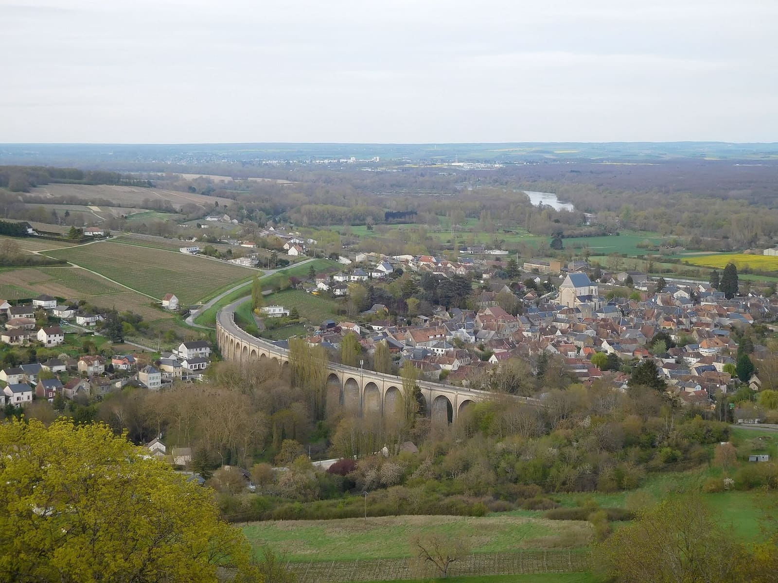 il viadotto di Saint-Satur visto dal rempart des Augustins, con le vigne e la valle della Loira, ad aprile