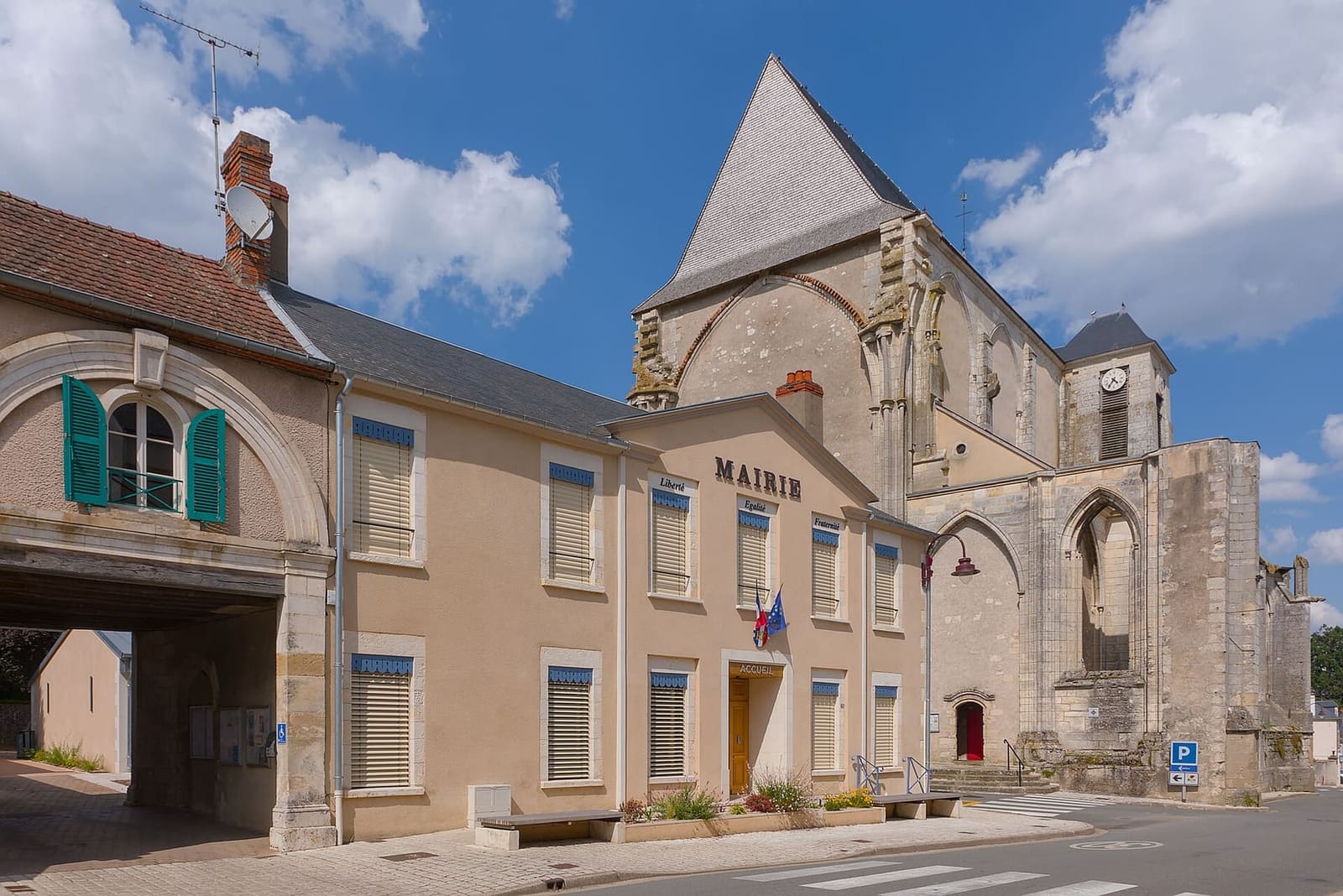 la mairie di Saint-Satur e, dietro, l'abbatiale Saint-Pierre, a luglio