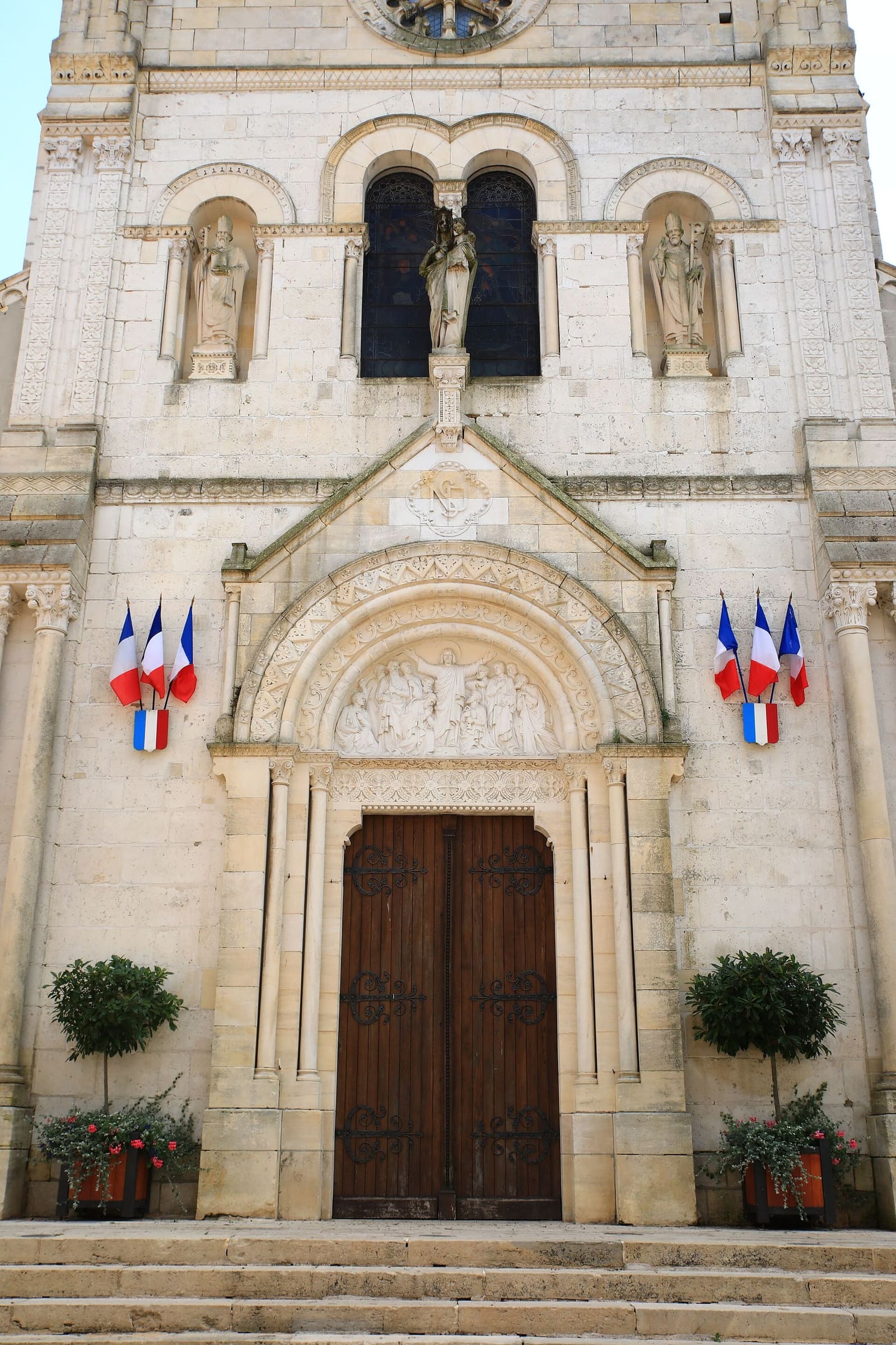 la facciata dell'église Notre-Dame, a luglio