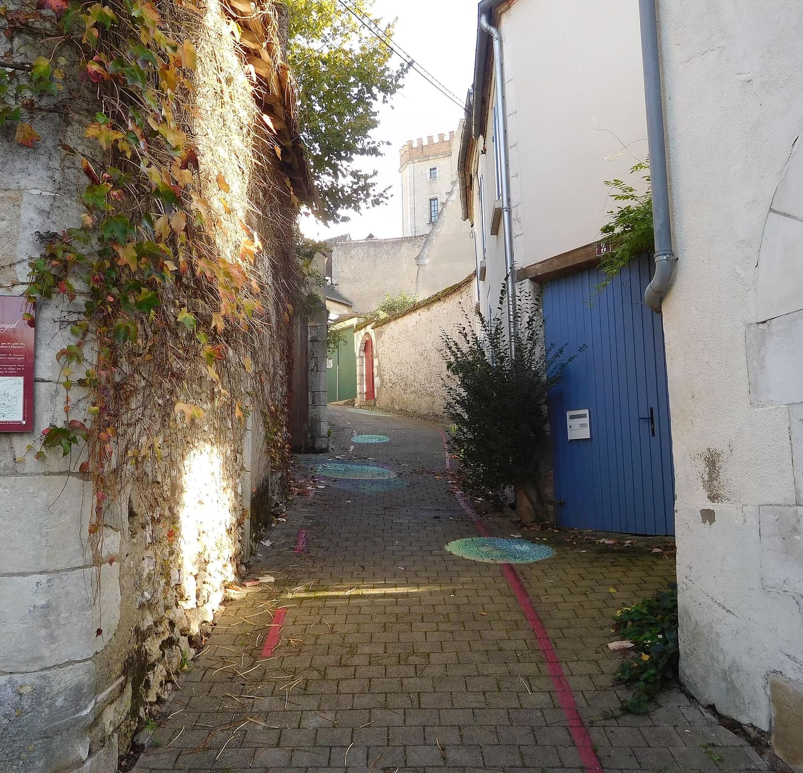 la ruelle de Chavignol, con la torre della Maison des Sancerre in fondo, a novembre