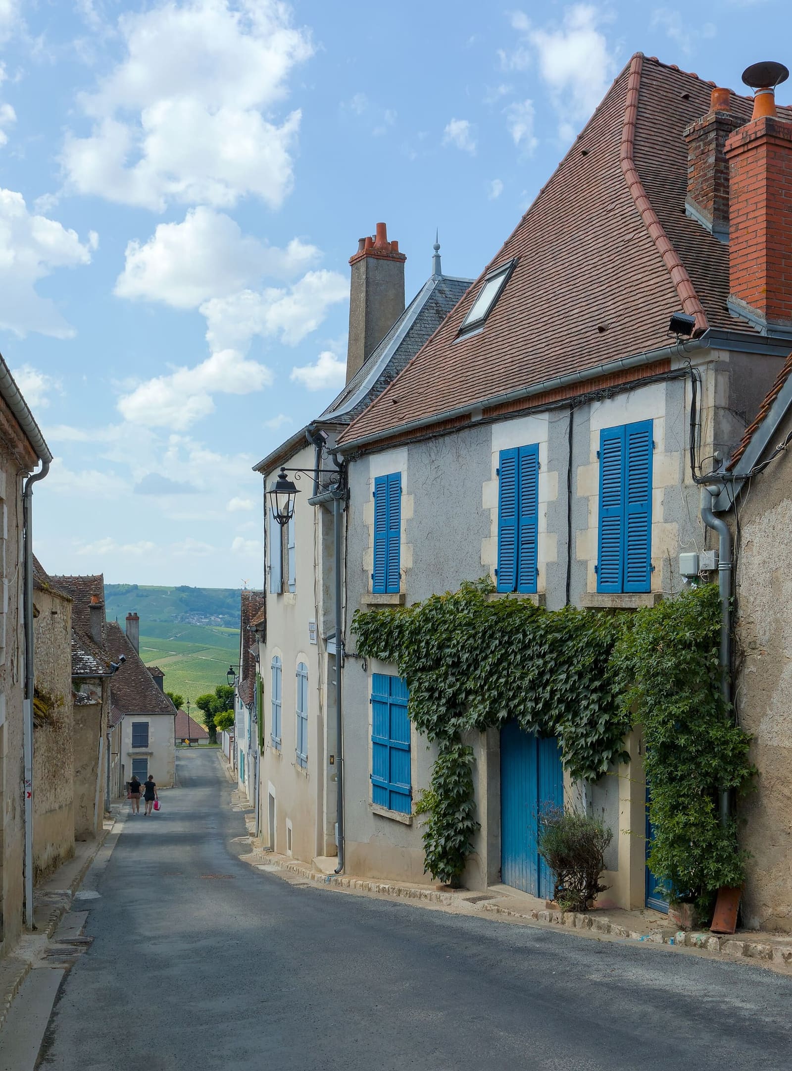 rue Porte Serrure, che scende verso le vigne, a luglio
