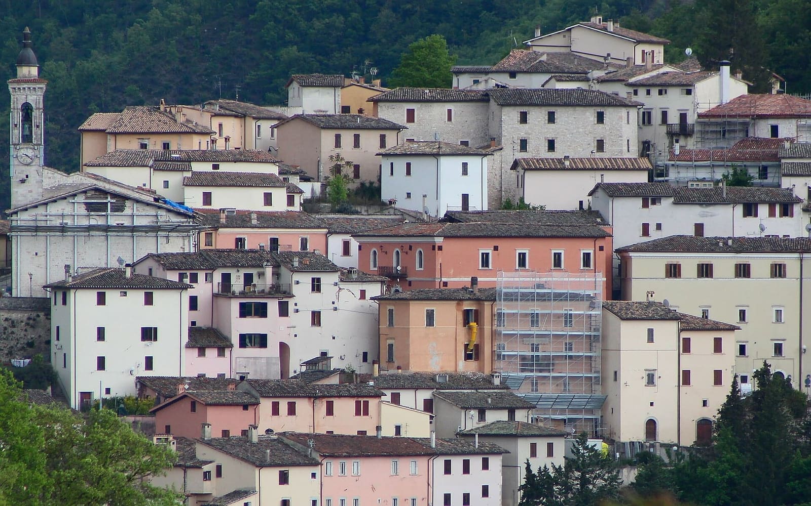 i palazzi di Preci, alcuni ancora coperti dai ponteggi della ricostruzione, nel maggio 2024