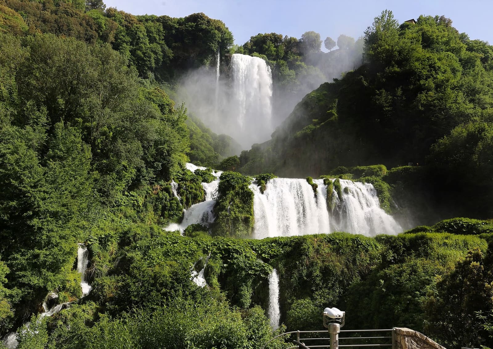 i tre salti della Cascata delle Marmore con l'acqua aperta, visti dal basso